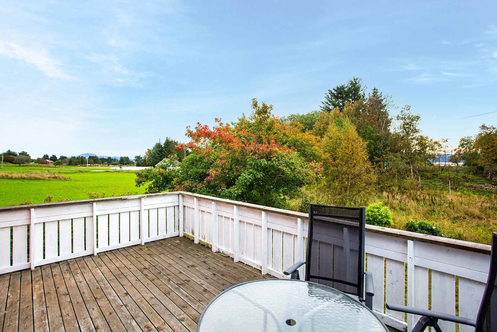 Terrasse ved stuen rommer god plass til flere innredningsmuligheter. Galleribilde