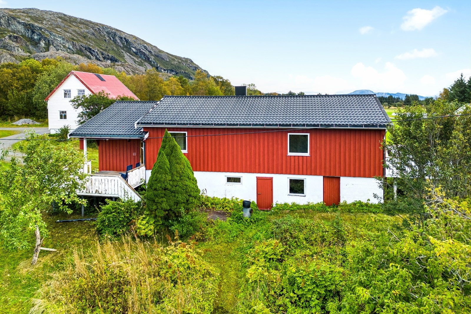 Hage. Kårboligen i bakgrunnen. Galleribilde