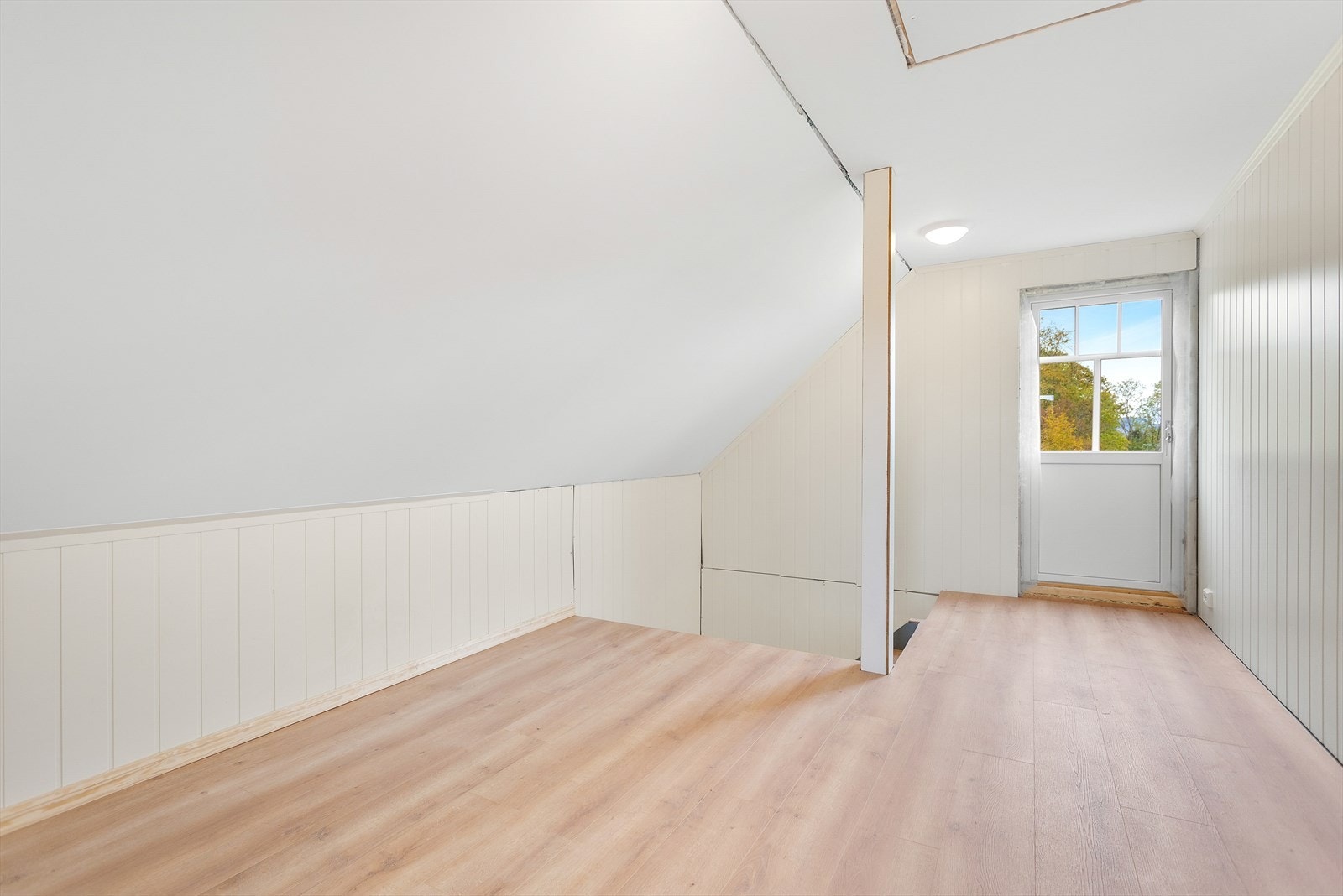 I 2. etasje finner du boligens 3 soverom samt loftstue. Galleribilde