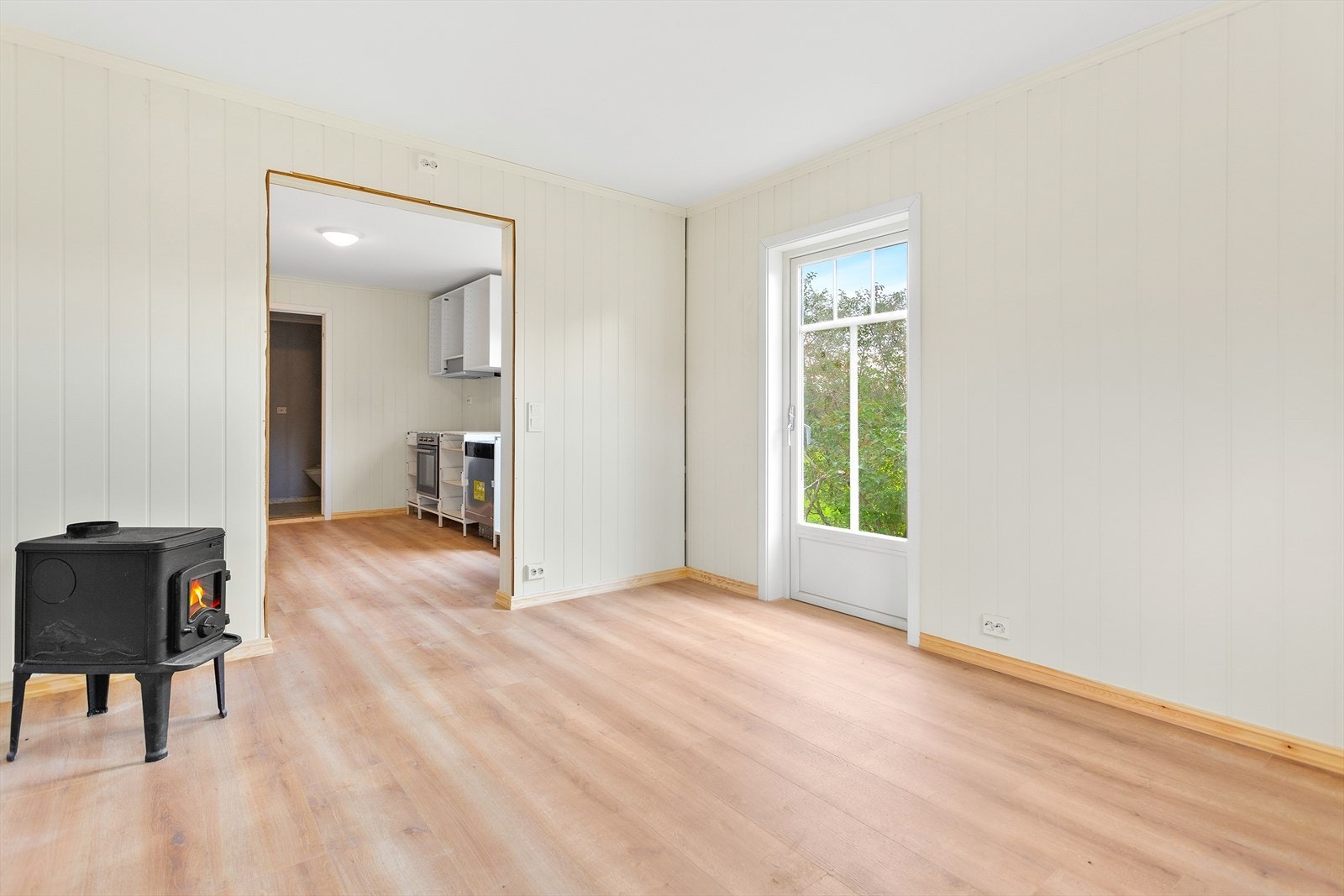 Fra kjøkken går du videre inn i stuen med god plass til å innrede flere soner etter eget ønske og behov. Galleribilde