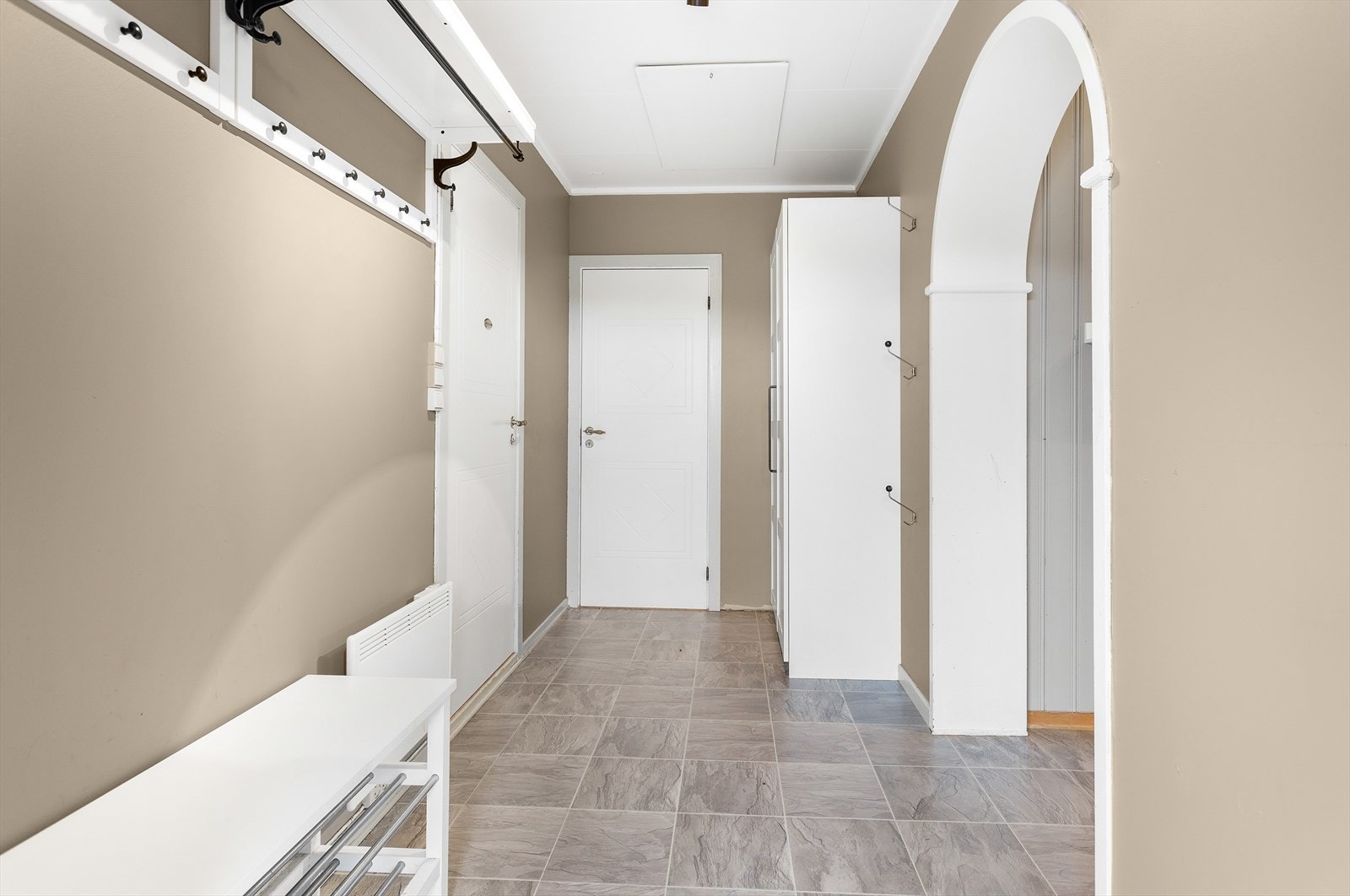 Lys og åpen entré med god plass til oppbevaring og opphengt av yttertøy og sko. Galleribilde