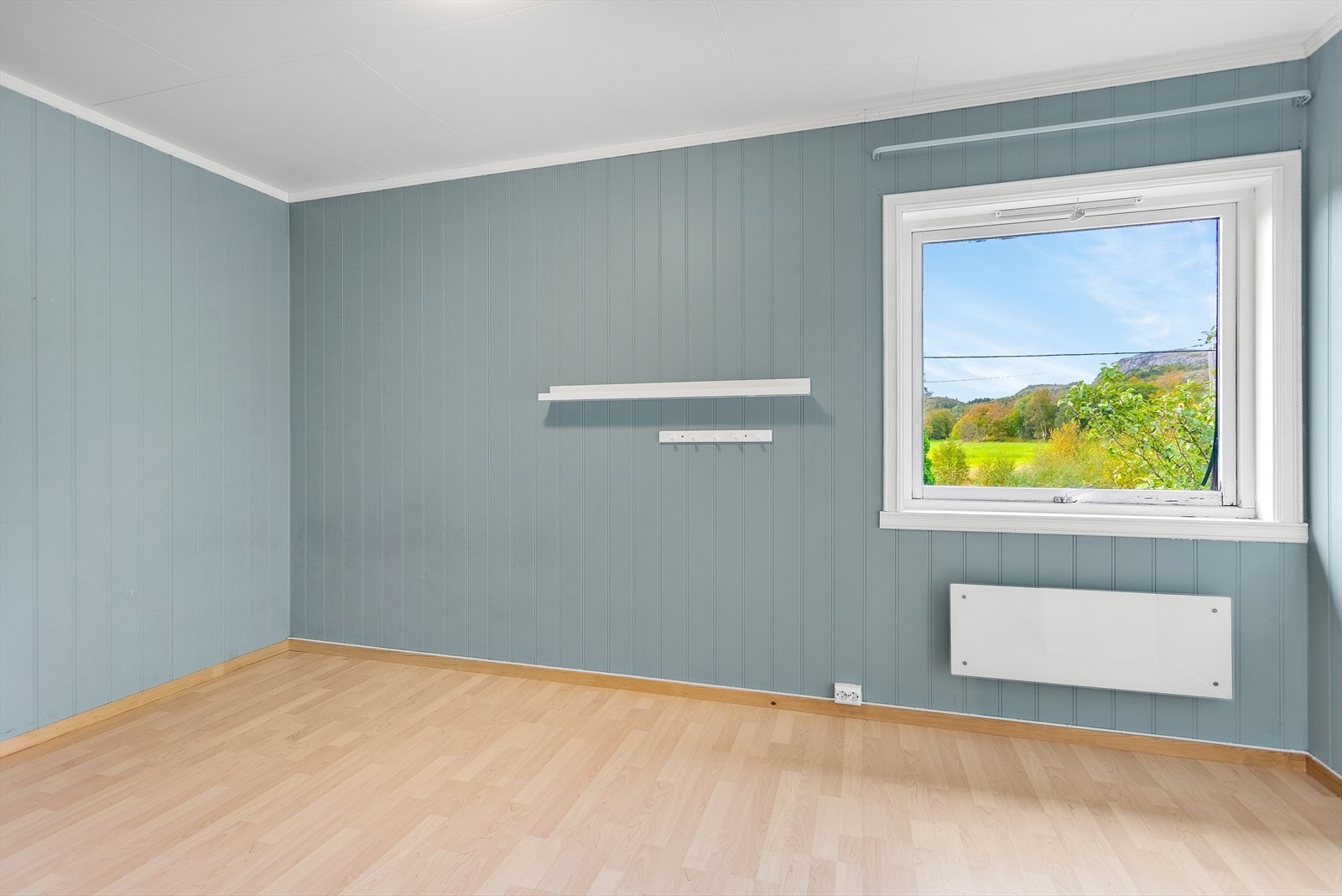 Samtlige soverom holder en god størrelse med god plass til å innrede med stor seng og ønsket garderobeløsning. Galleribilde