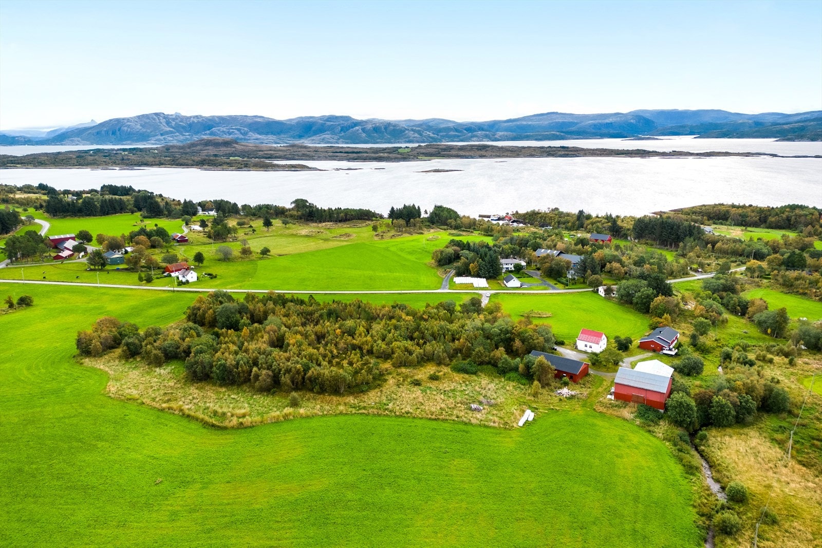 Med landbruket følger det en egen naustetomt. Galleribilde