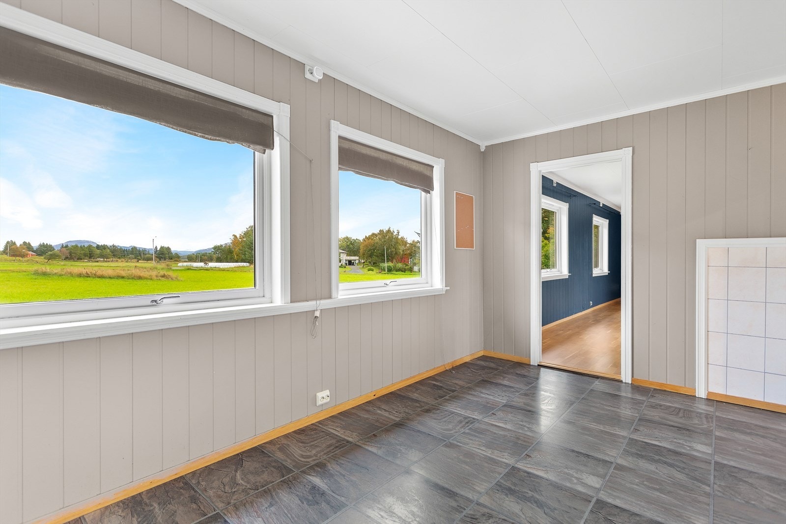 Nydelig og landlig utsikt fra stue- og kjøkkenvinduer. Galleribilde