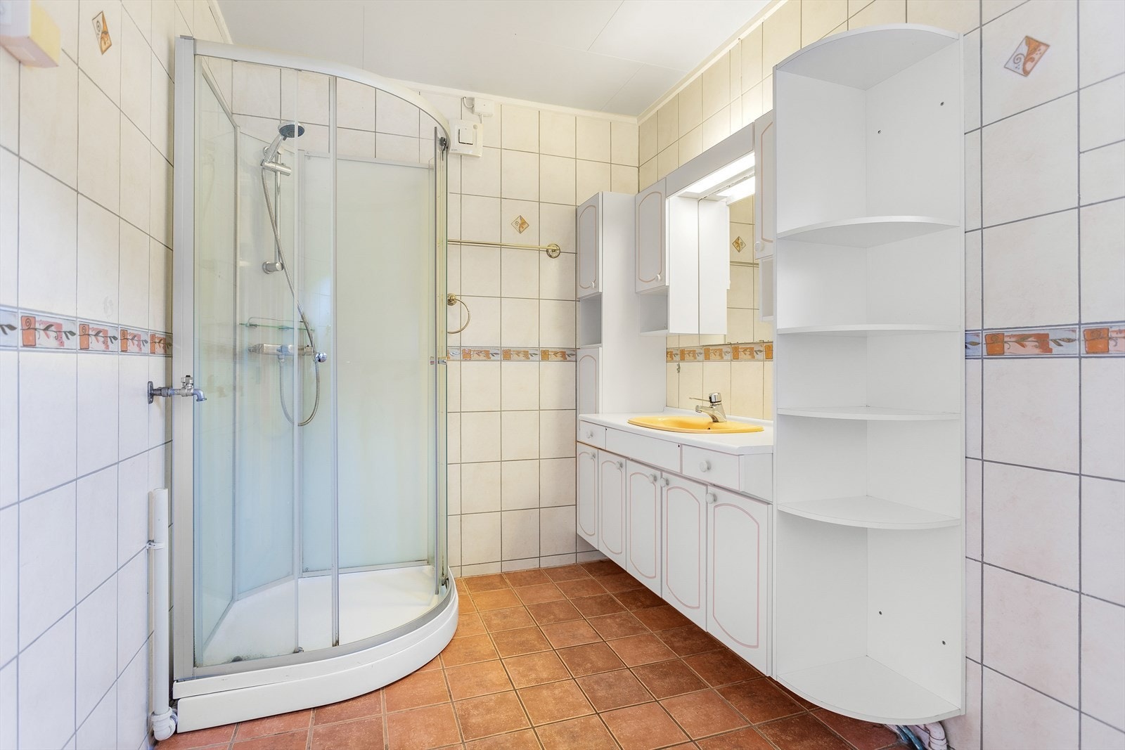 Helfliset baderom i 1. etasje, innredet med dusjkabinett, servantinnredning med ovenpåliggende servant og gulvstående toalett. Galleribilde