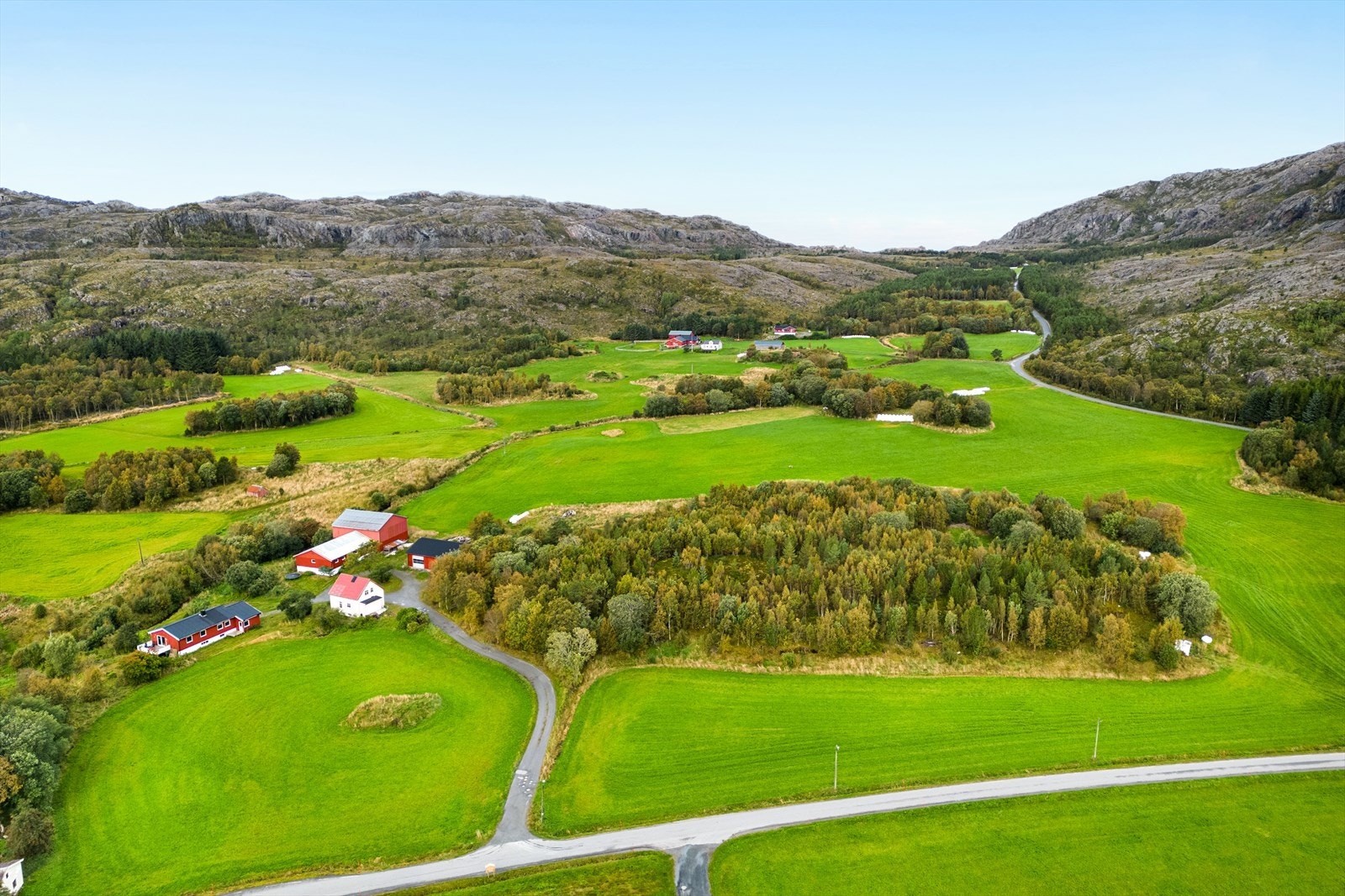 Det finnes flere flotte turer på øyen. Lettsyklet sykkeltur rundt høyen på ca. 26 km langs hovedveien eller velg blant 50 merkede turløyper. På de varmeste sommerdager, nyt Årdalssanden med sin 400m lange sandstrand. Galleribilde