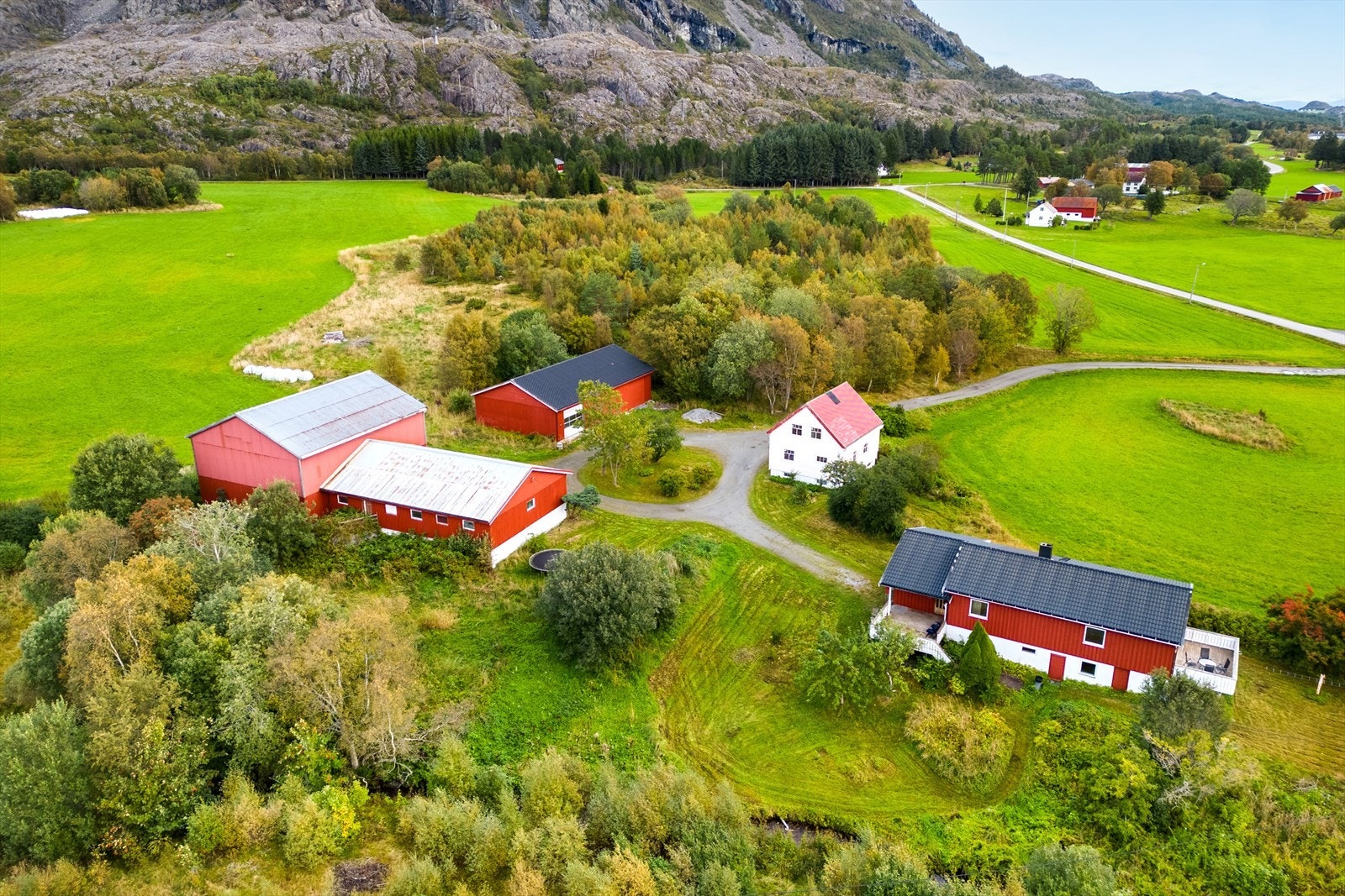Tomten måler ca. 48 mål og har ett våningshus, en kårbolig, ett fjøs og en garasje. Galleribilde