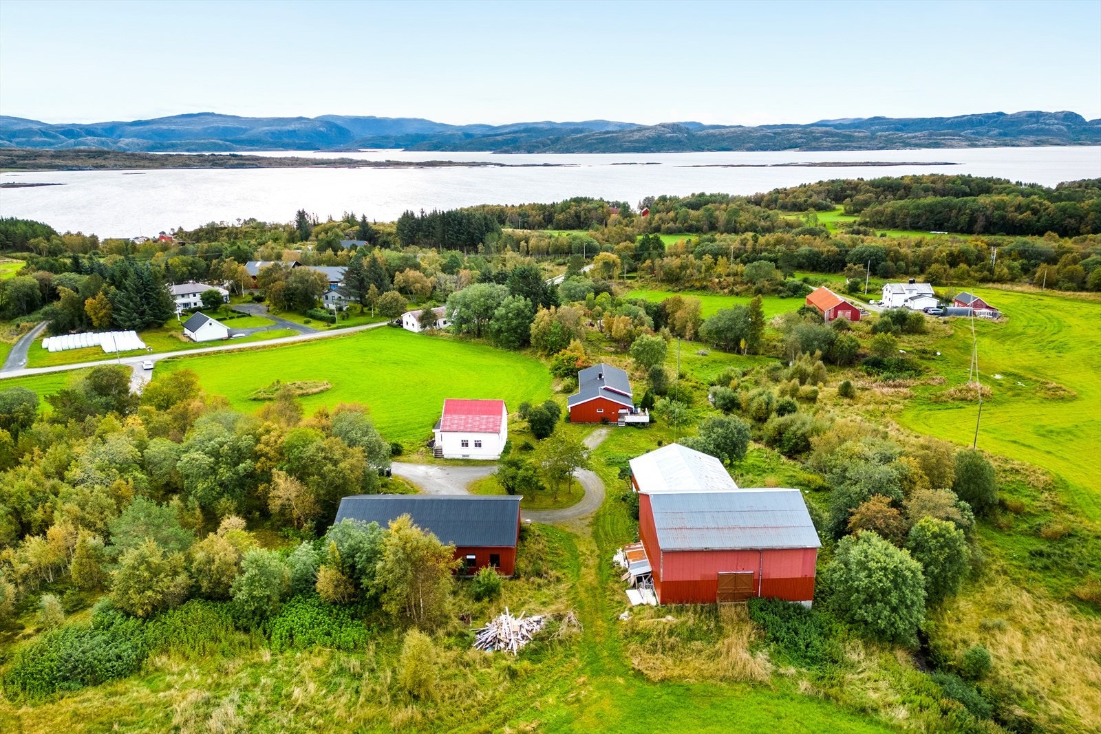 Aktiv Eiendomsmegling har gleden av å presentere denne flotte landbrukseiendommen på Leka! Galleribilde