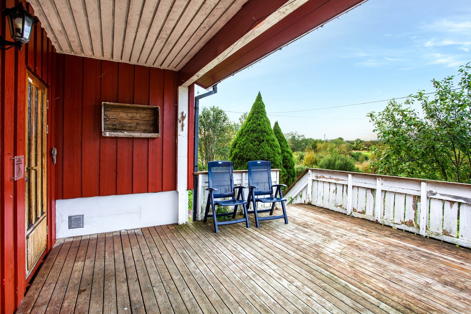 Inngangsparti med delvis overbygget terrasse. God plass til å innrede med ønsket møblement. Galleribilde