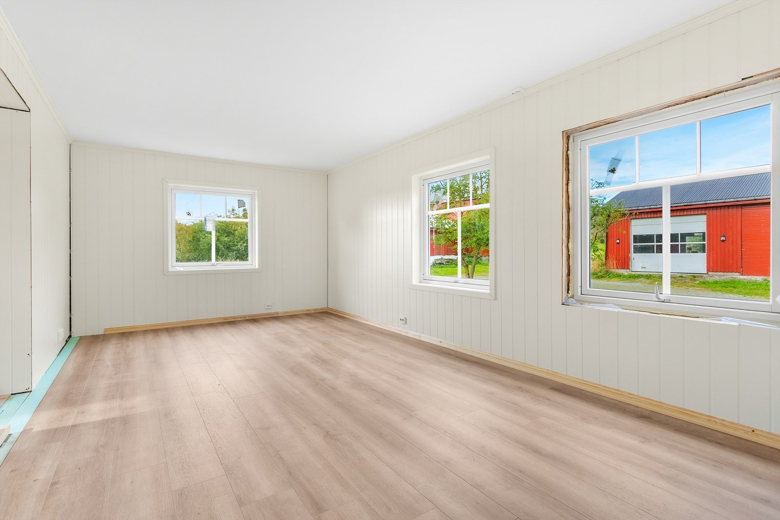 Baderommet er påbegynt en oppgradering i 2023 men er ikke ferdigstilt. Det er lagt belegg på gulv og våtromsplater på vegger, Galleribilde