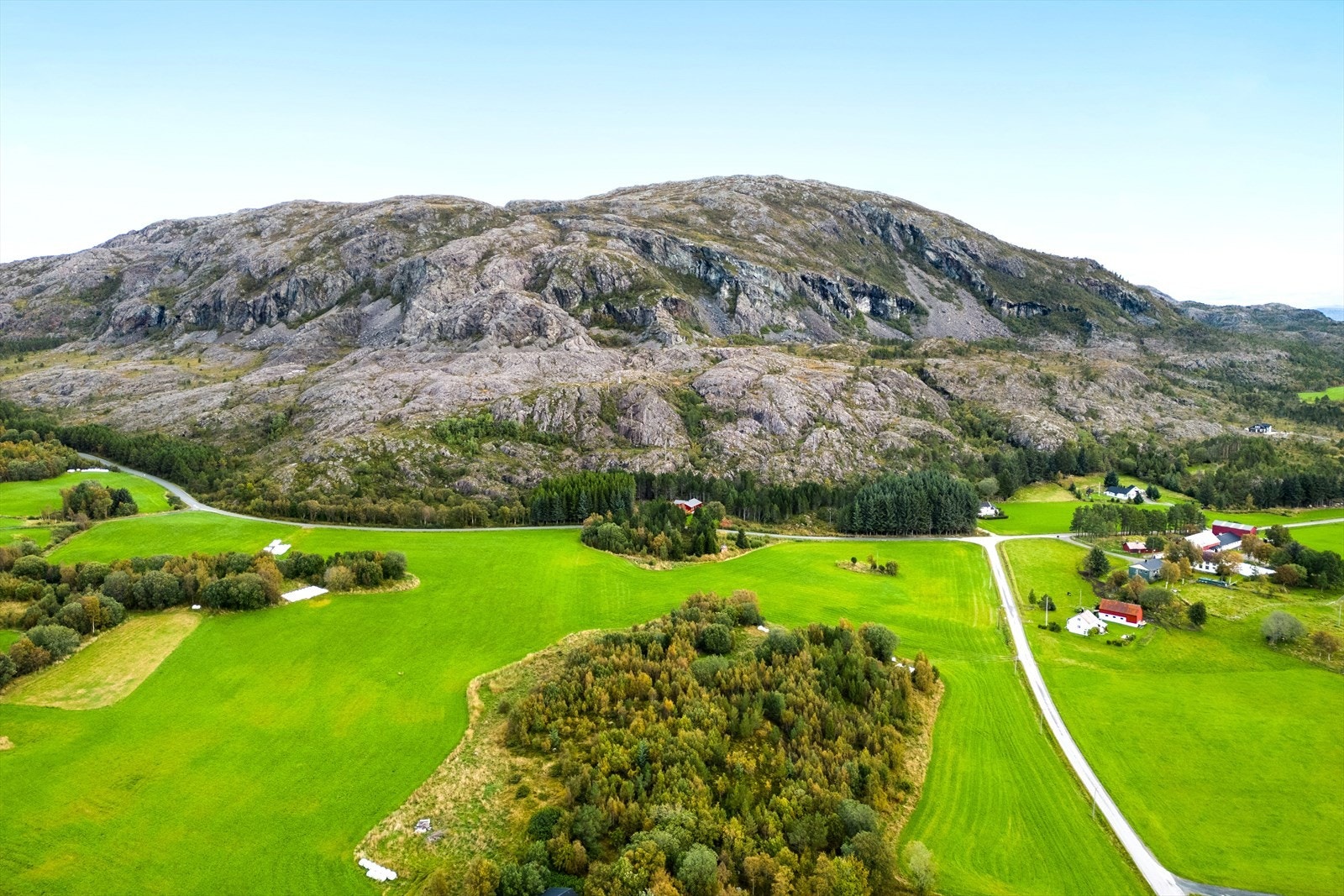 Leka er den nordligste øyen i Trøndelag. Med mindre enn 600 innbyggere er dette en av de minste kommunene i landet. Galleribilde