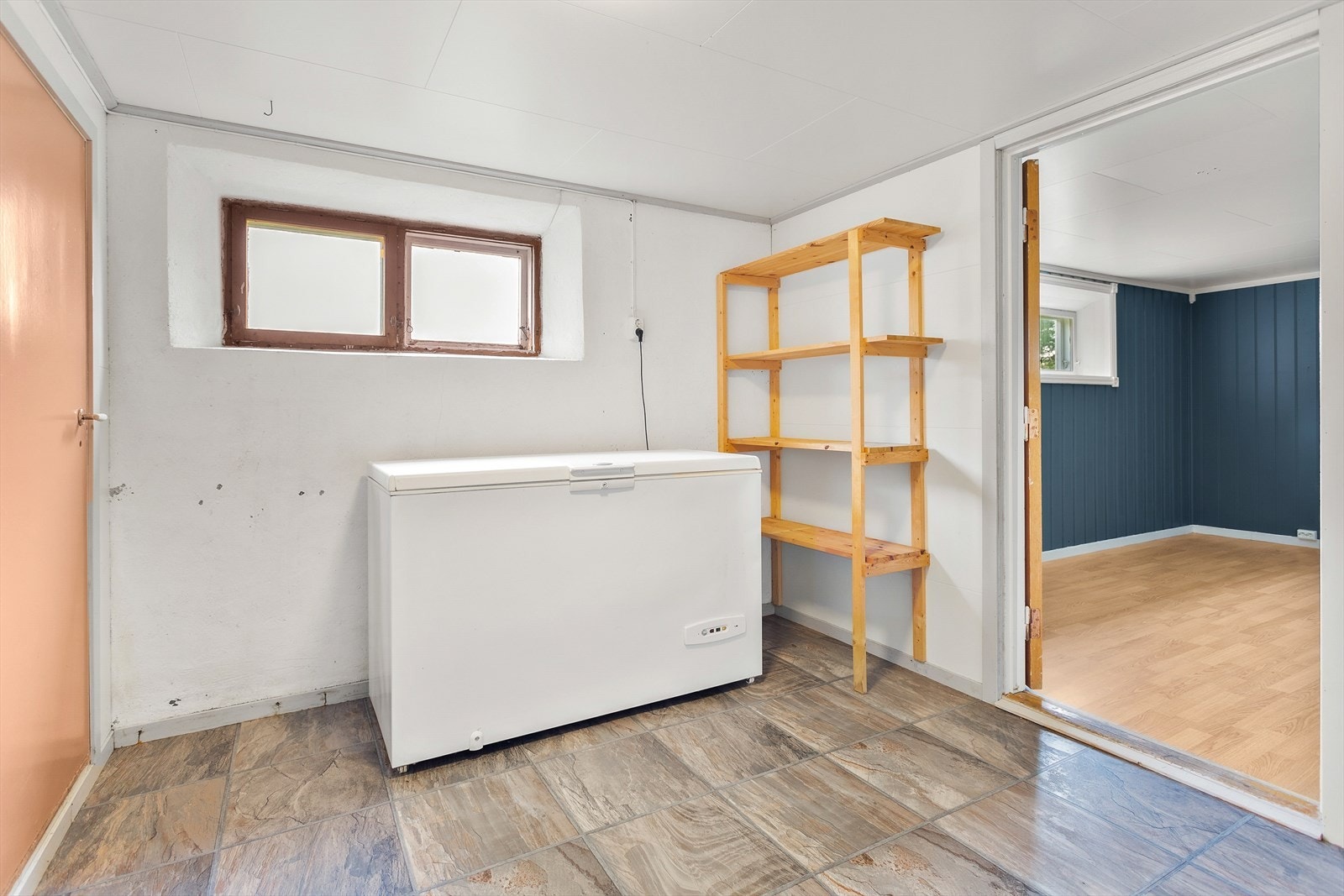 Bod i kjeller med god plass til oppbevaring. Galleribilde