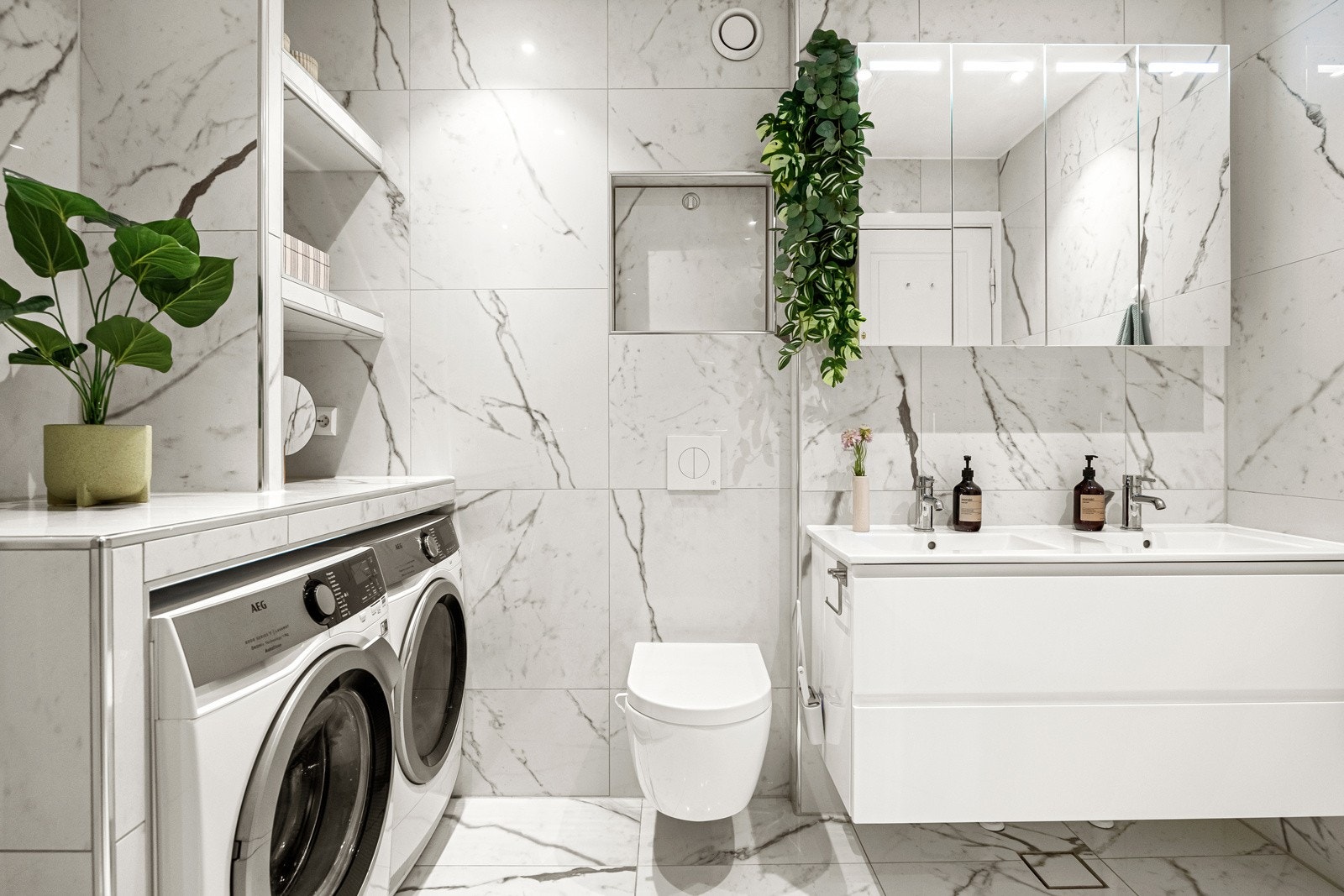 Vaskemaskin og tørketrommel fra AEG medfølger salget. Galleribilde