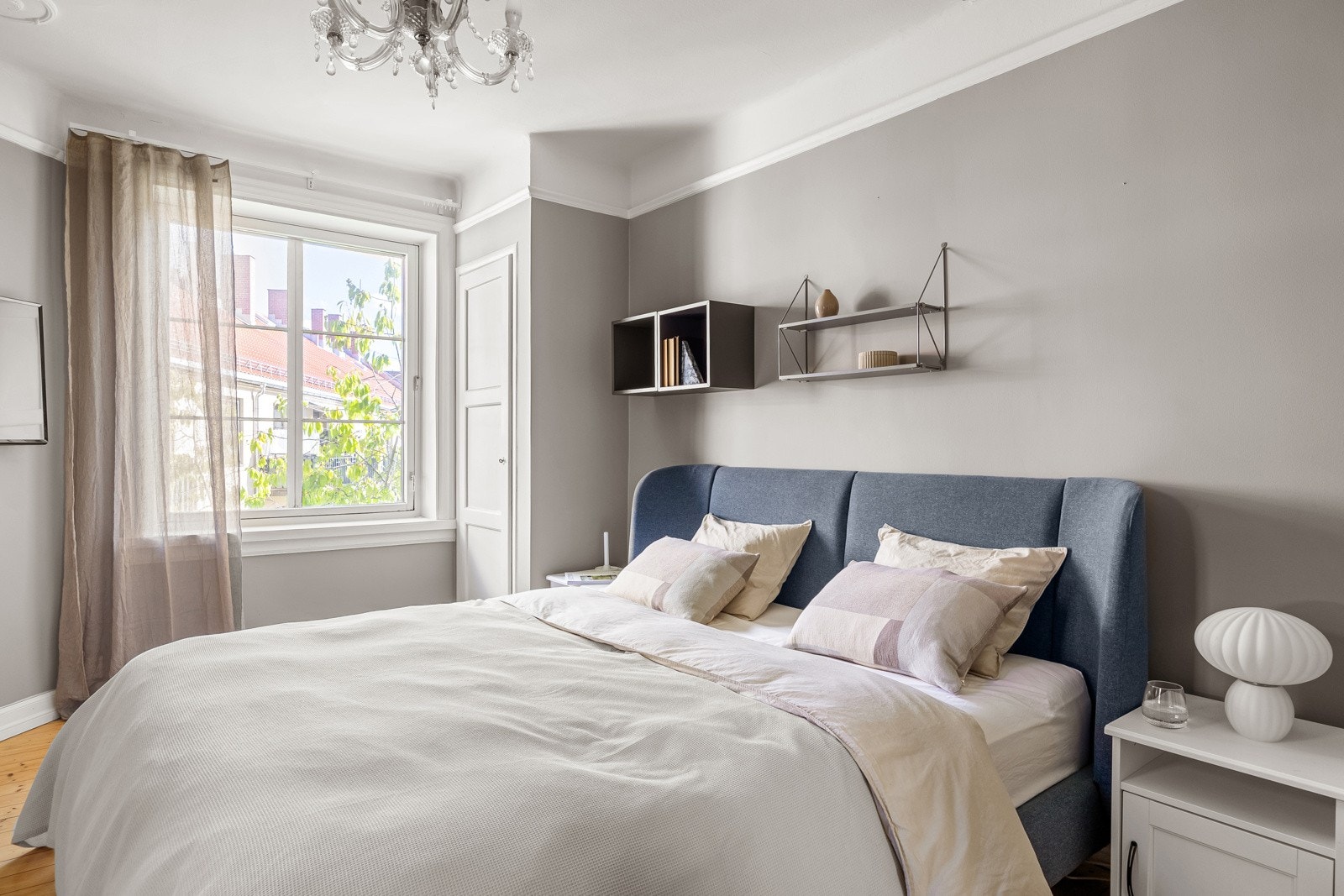 Hovedsoverom med mye garderobe fra 2021. Galleribilde