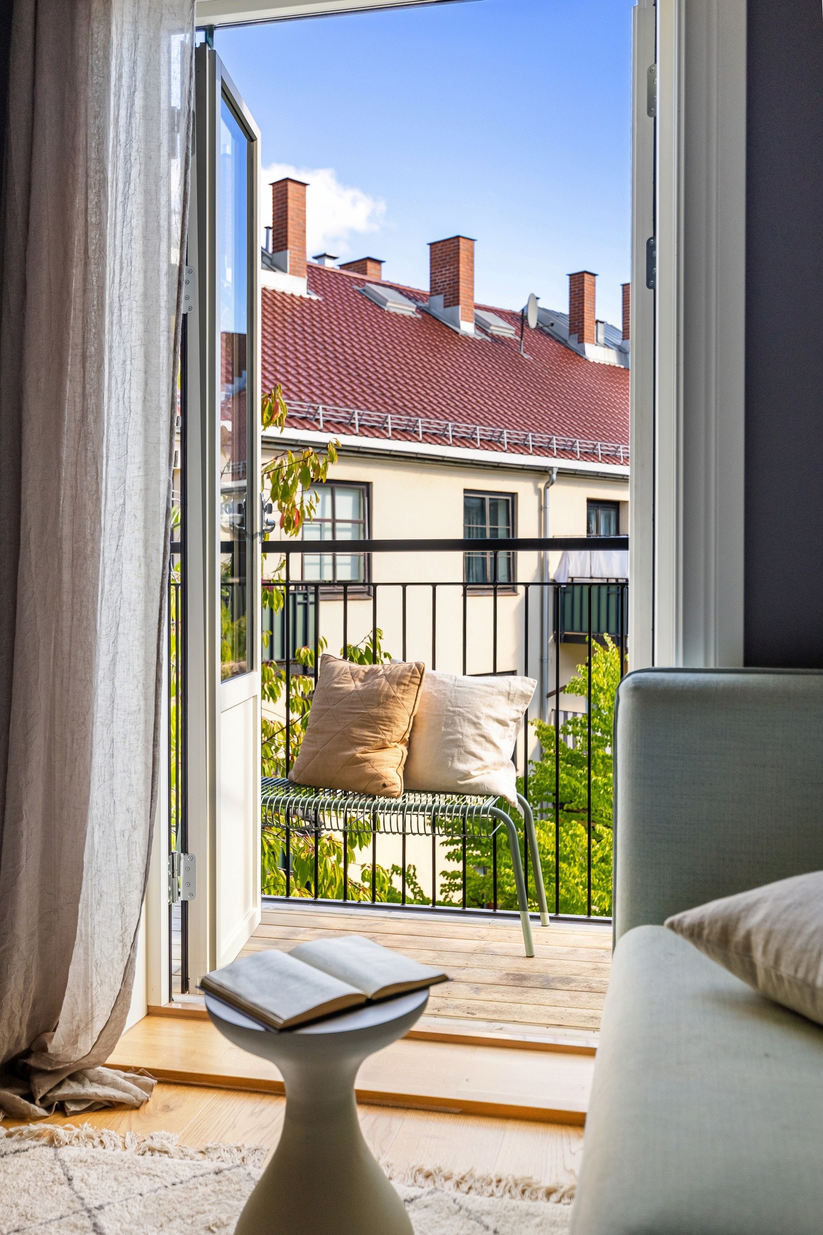 Utgang fra soverom til østvendt balkong på 3 kvm fra 2021 vendt mot rolig bakgård. Galleribilde