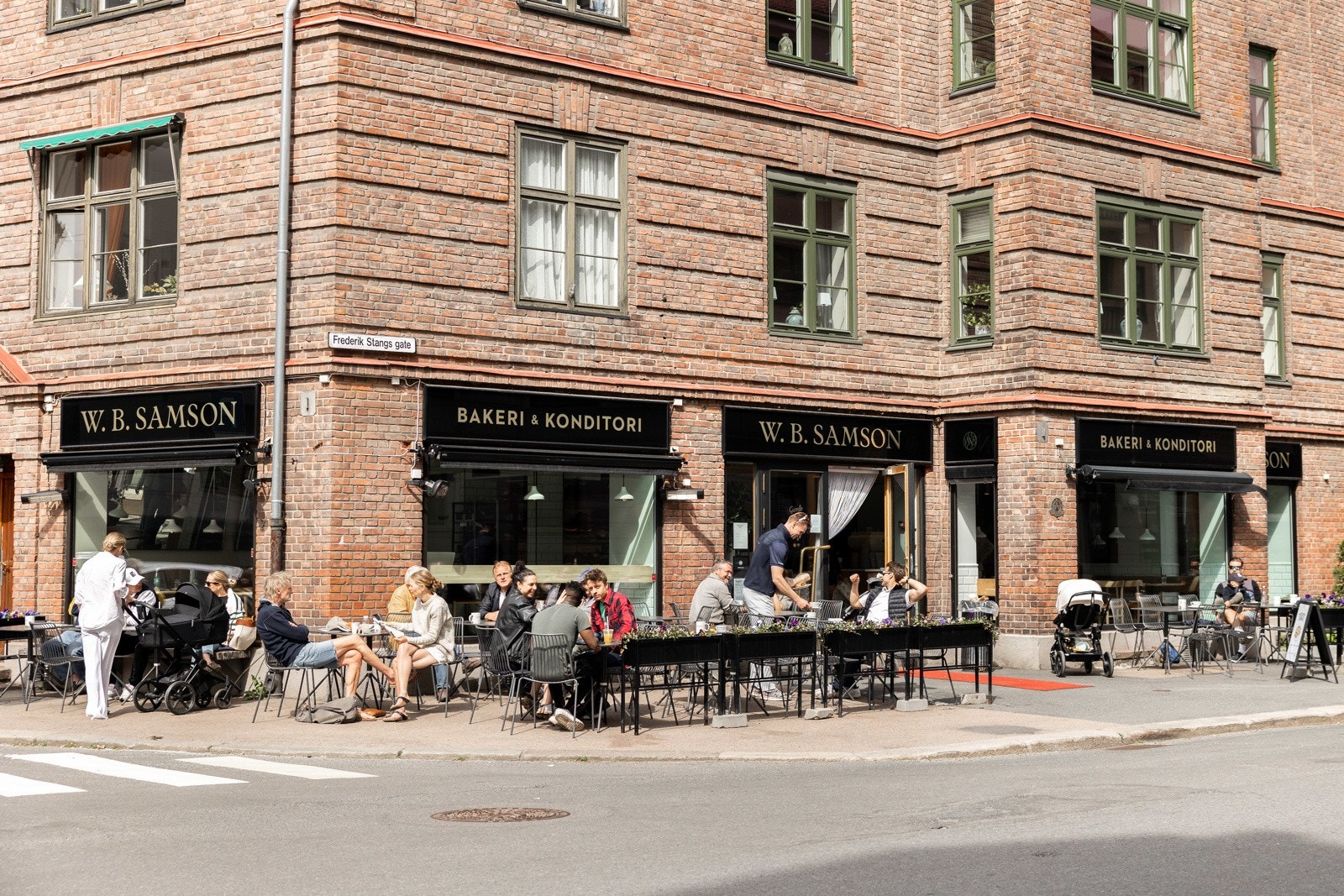 Populære W.B. Samson ligger rett over gaten. Galleribilde