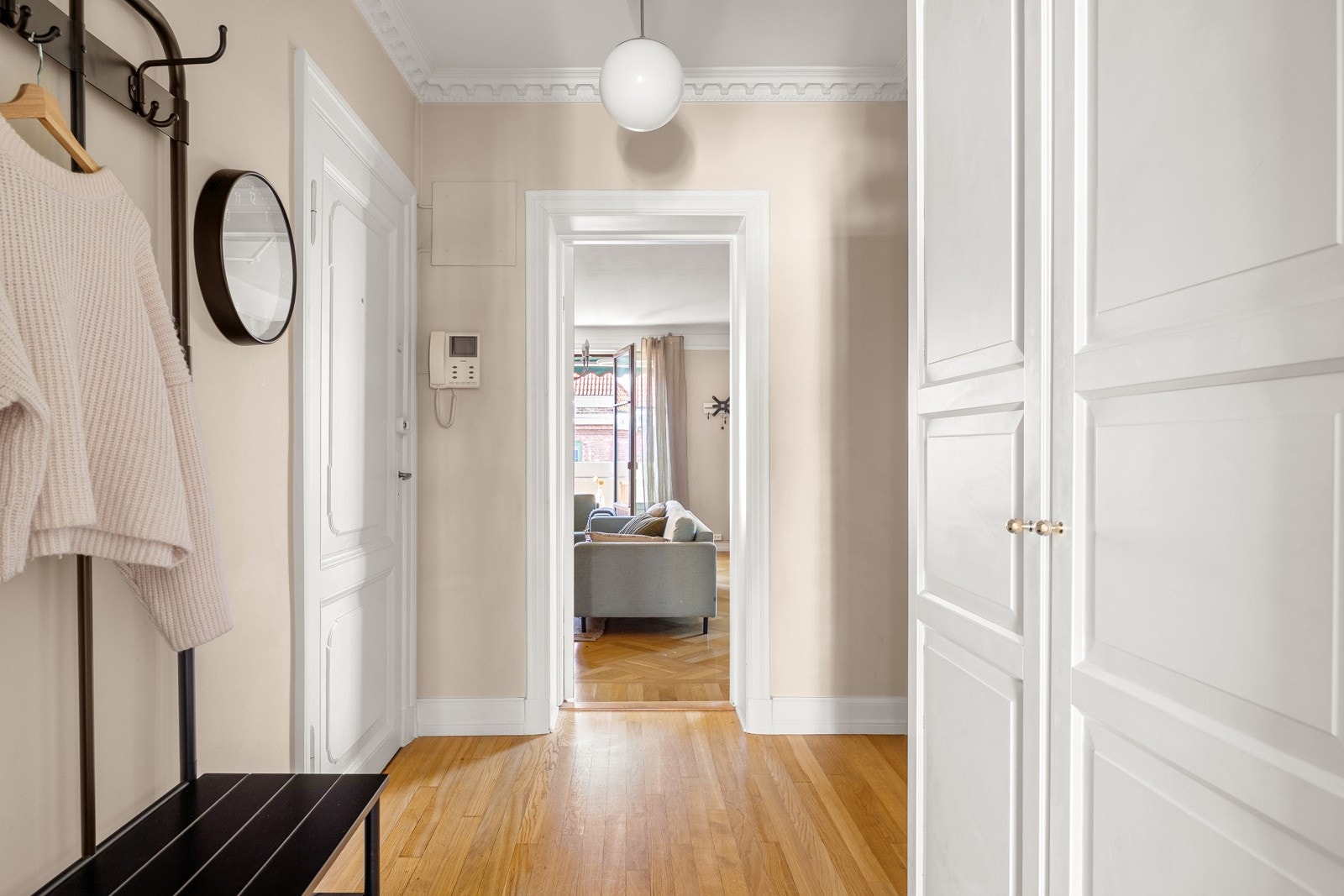 Du blir ønsket velkommen inn i en romslig entré med takhøyde på 2,60 meter. Galleribilde