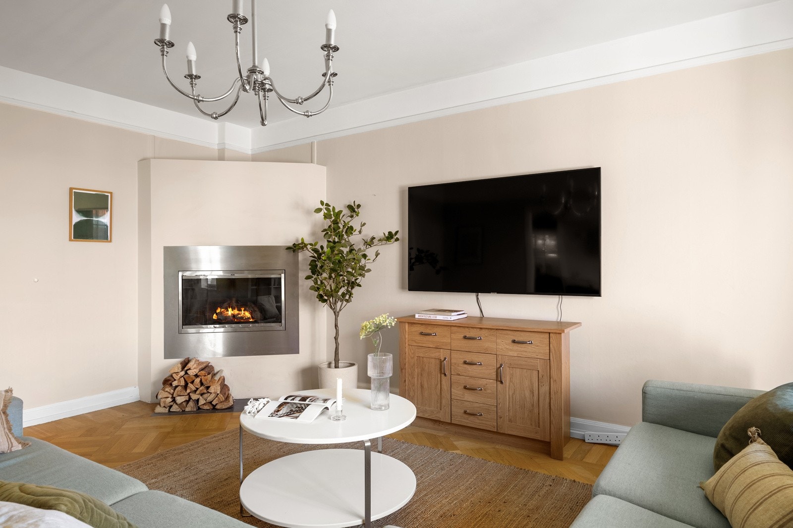 Leiligheten har totalt tre pipeløp. Moderne peis i stue med glassdør. Galleribilde