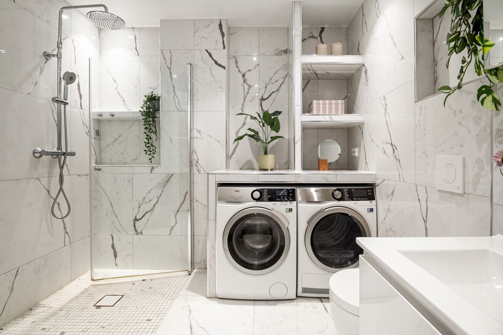 Stort og lyst baderom fra 2021 med flislagt gulv og flislagte vegger. Galleribilde