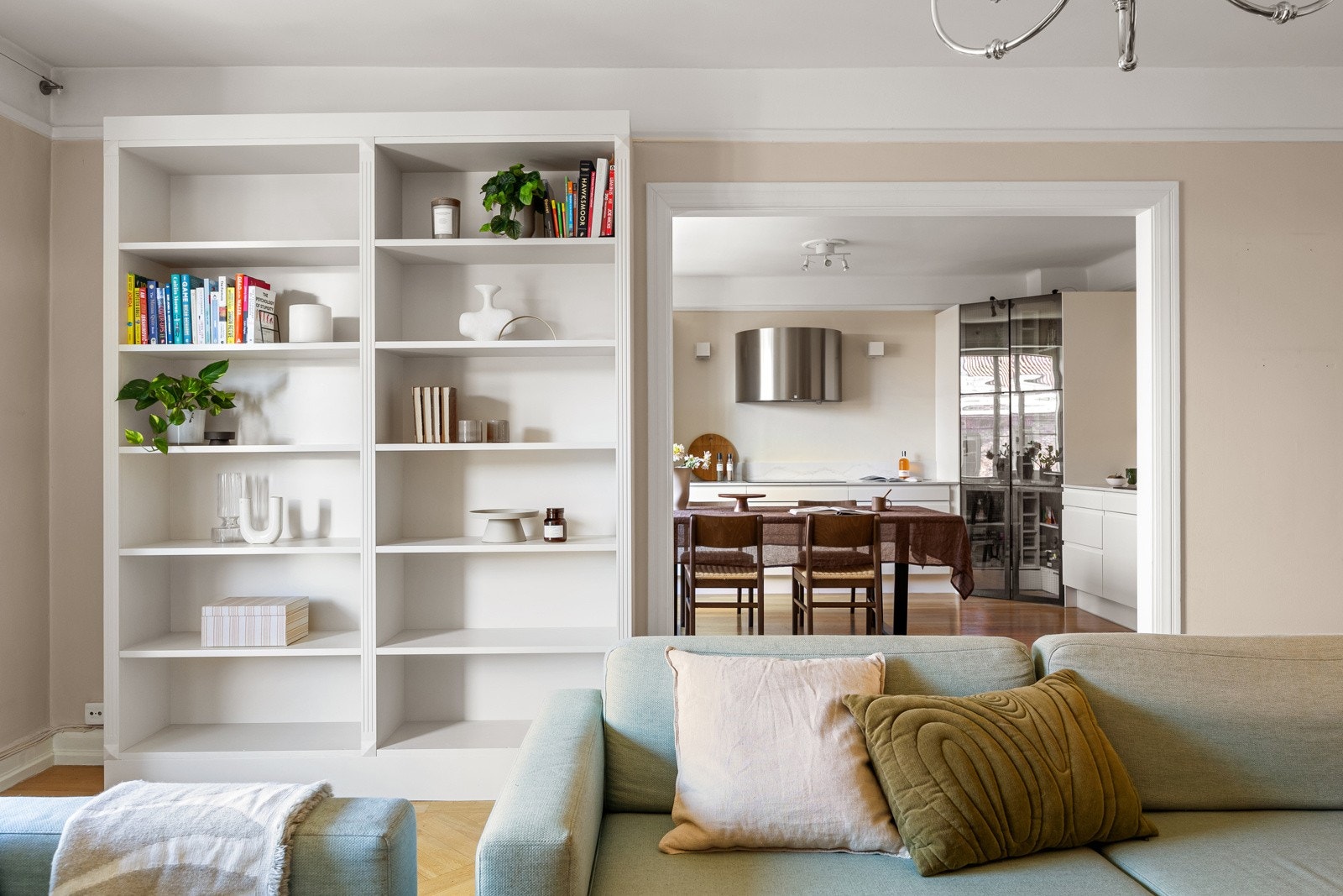 Store oppholdsrom med delvis åpen kjøkkenløsning. Galleribilde