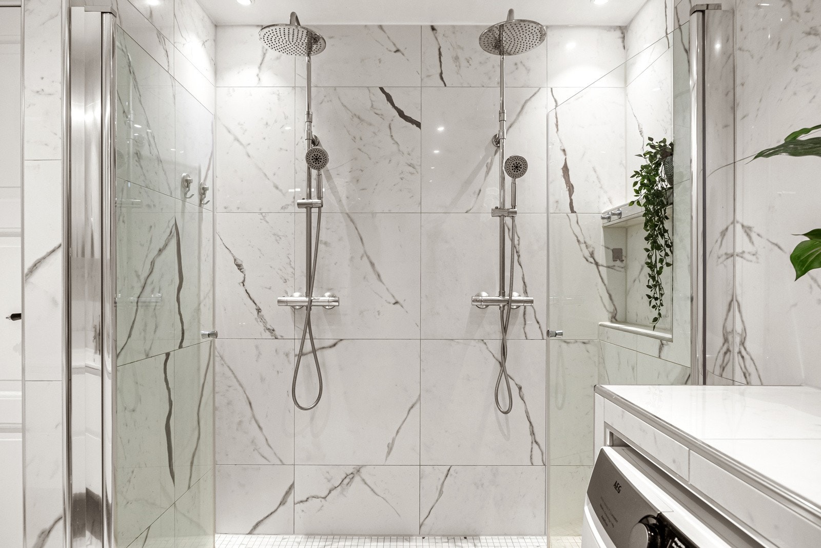 Dusjhjørne med dobbeldusj, glassdører. Galleribilde