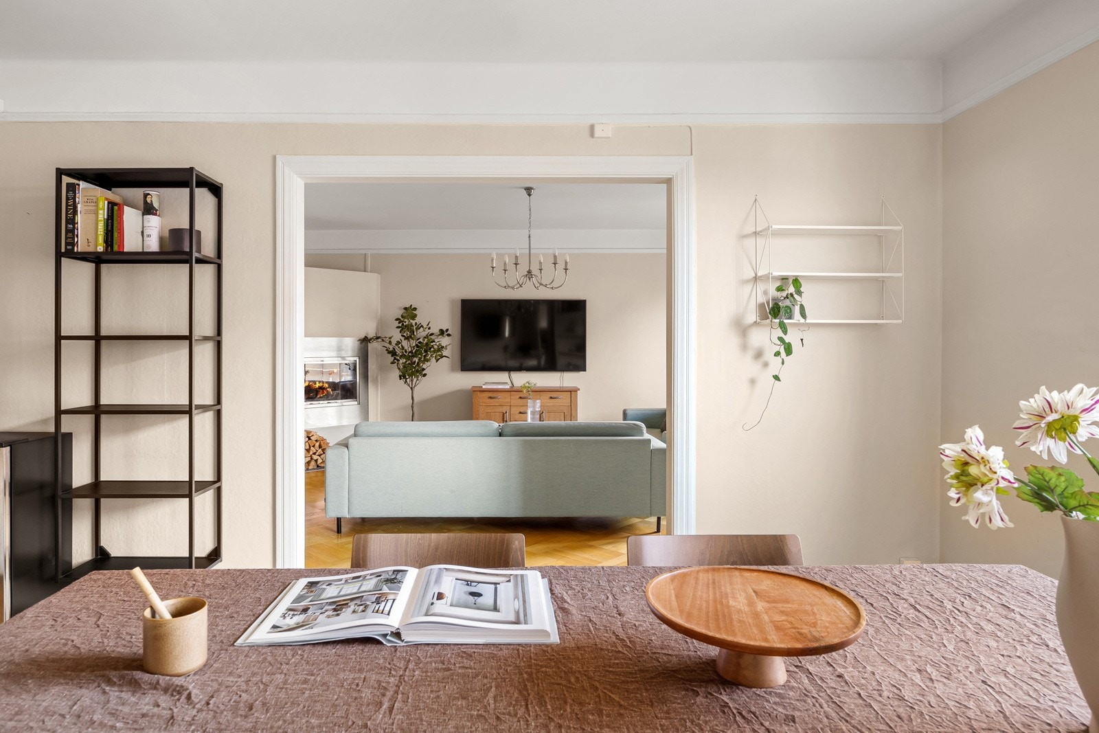 Stort og sosialt kjøkken med plass til mange gjester. Galleribilde