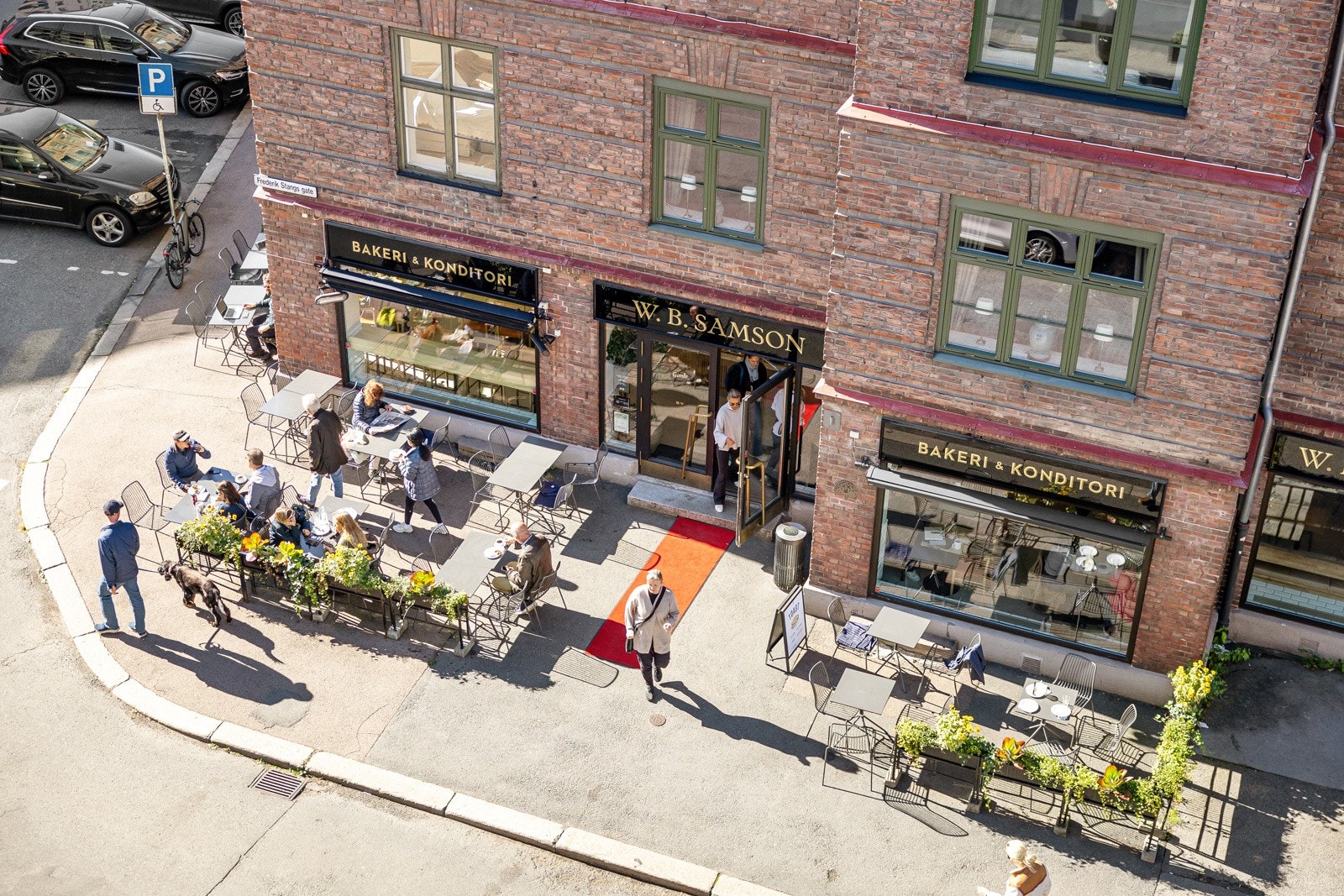 Høytliggende balkong med flott utsyn mot klassiske bygårder. Galleribilde