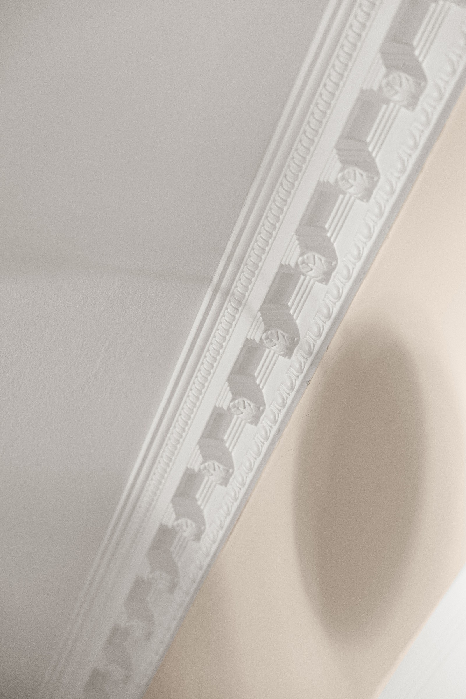 Klassiske detaljer med stukkatur i himling. Galleribilde