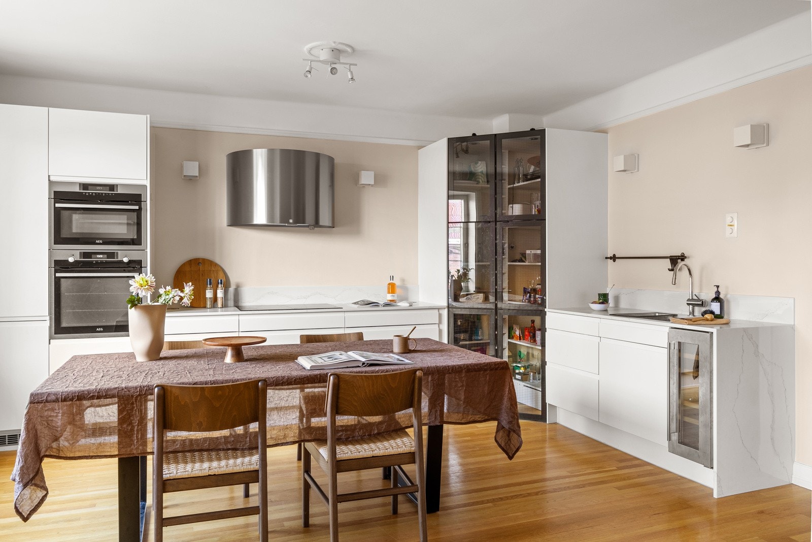 Delikat Norema kjøkken fra 2021 med benkeplate av stein. Galleribilde