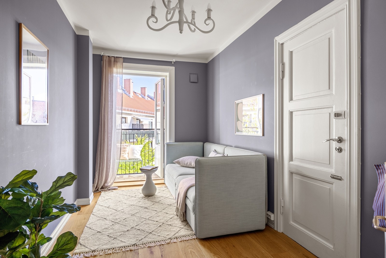 Leilighetens andre soverom med utgang til balkong. Galleribilde