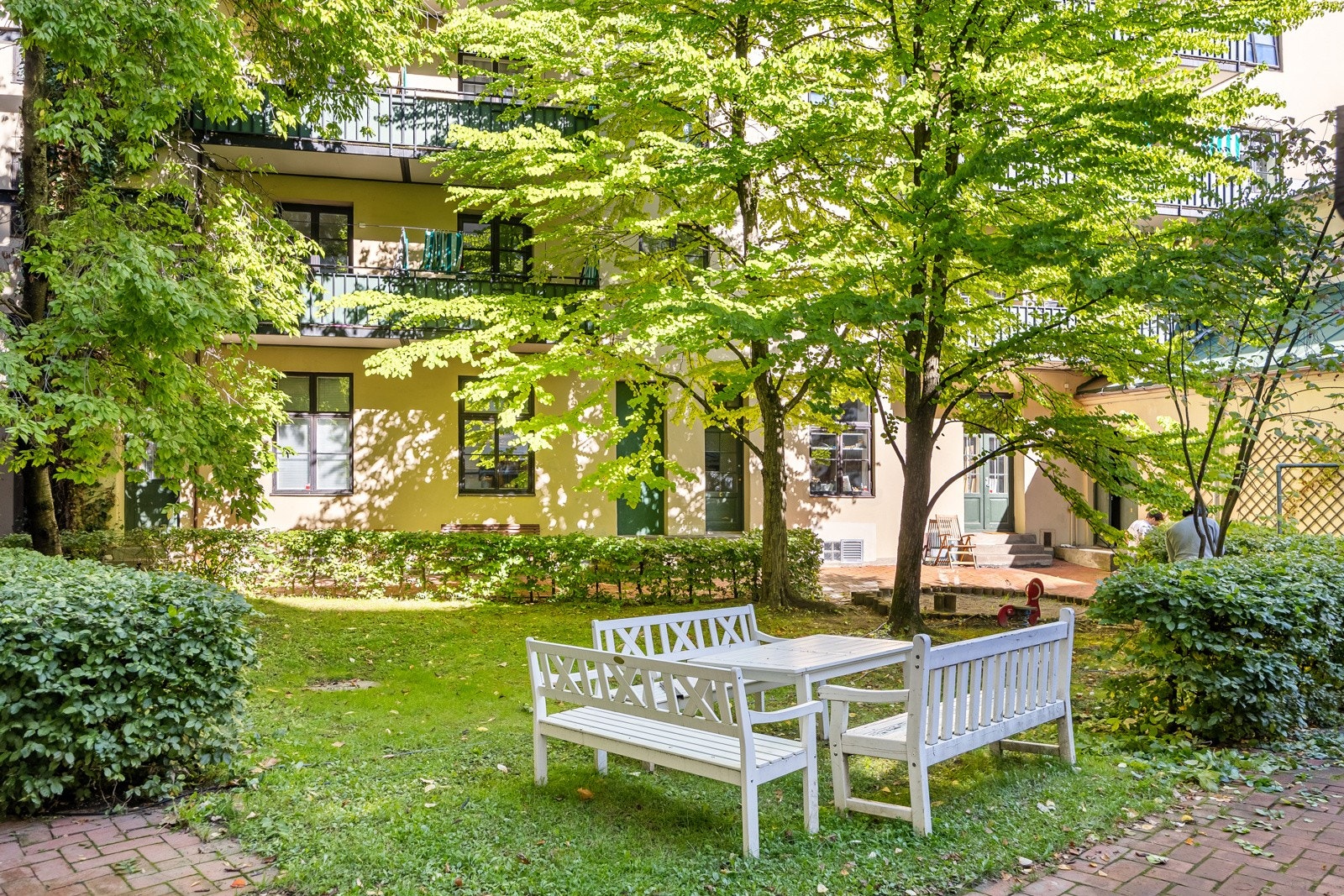 Felles, hyggelig bakgård med sittegrupper og sandkasse. Galleribilde