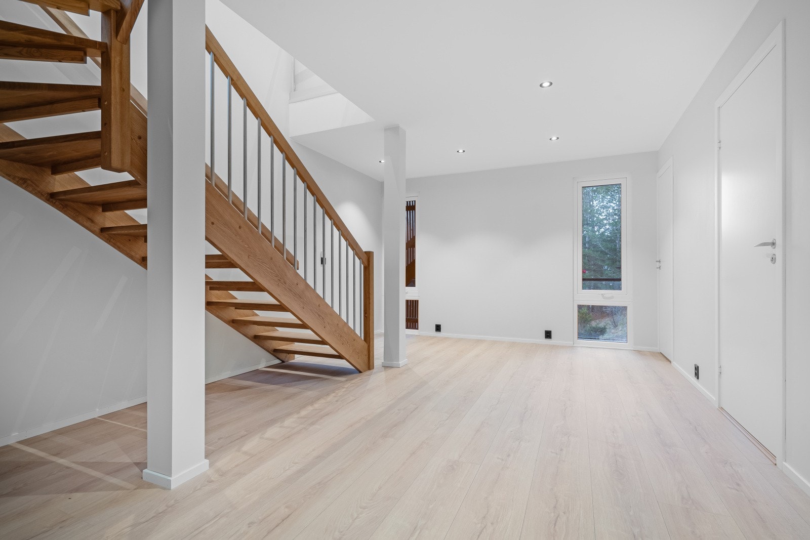 Ned trappen finner vi en hall med inngang til 2 stk. soverom, bad og teknisk rom. Galleribilde