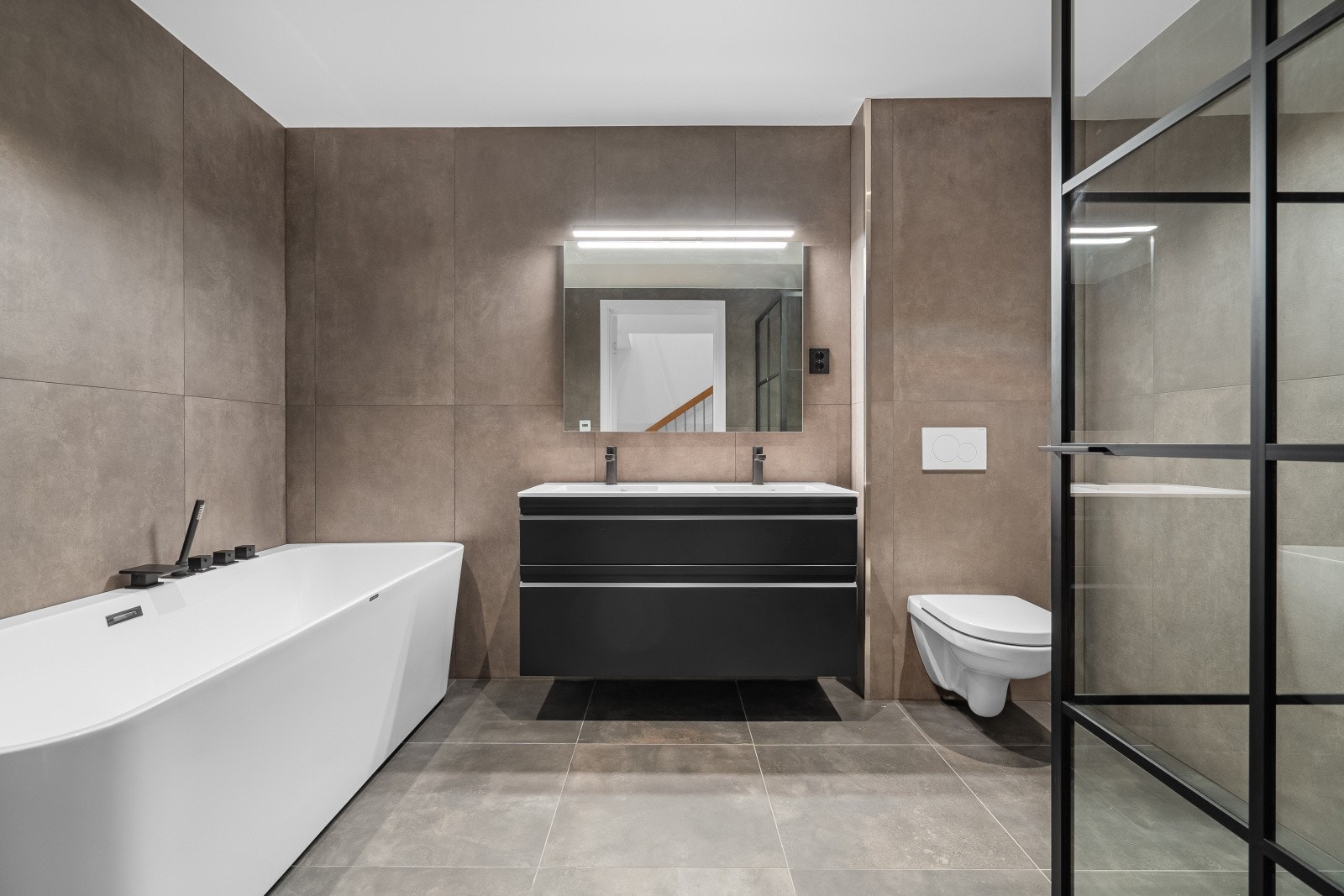 Her er det både badekar og dusjhjørne. Galleribilde