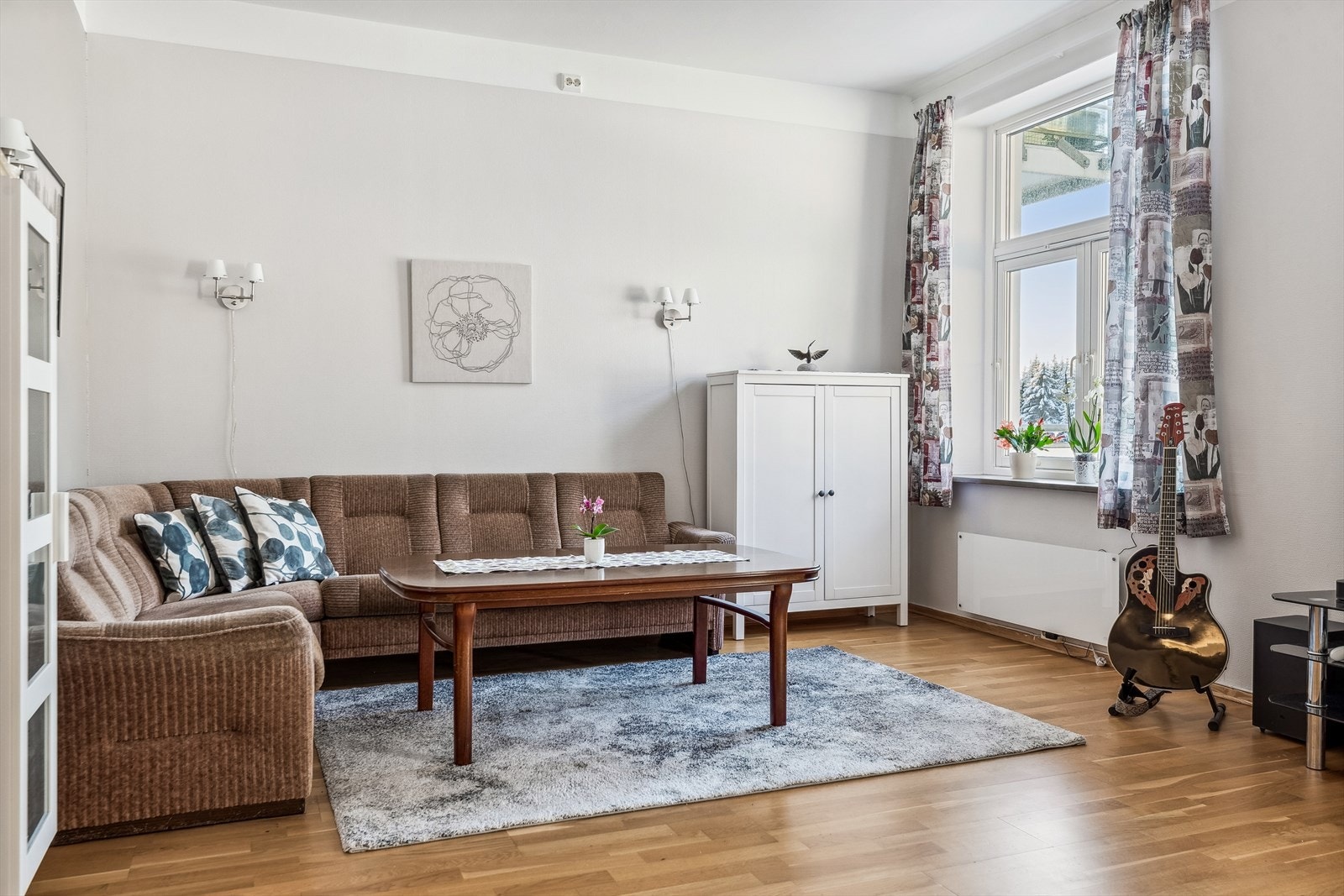 Store vinduer slipper inn rikelig med dagslys. Galleribilde