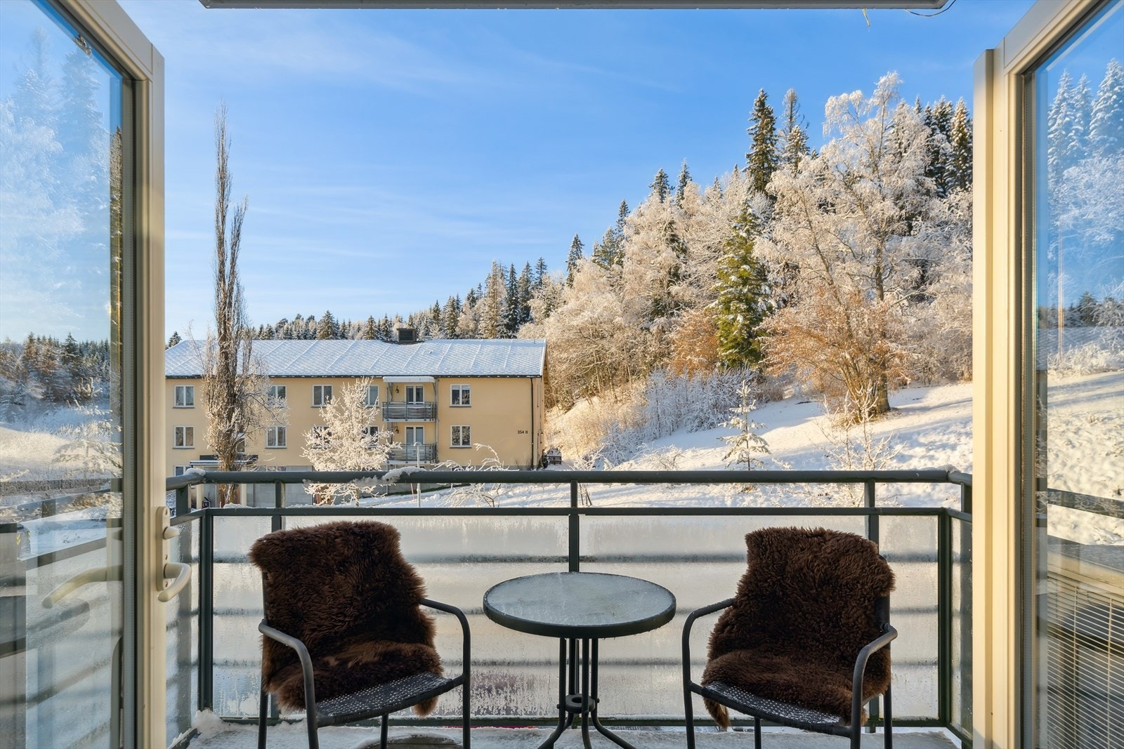 Balkongen har levegger som skjermer for innsyn og skaper en lun uteplass. Galleribilde