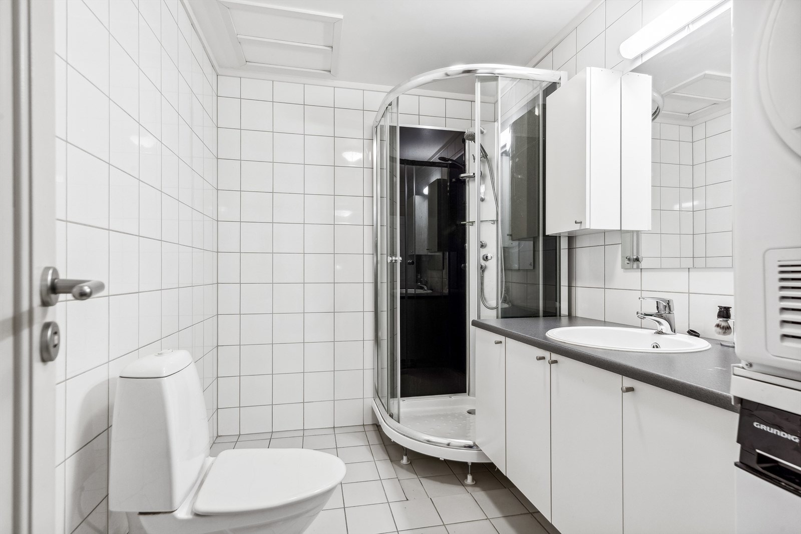 Badet er pent og funksjonelt innredet med flislagte gulv og vegger. Galleribilde