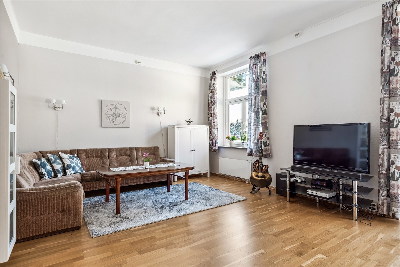 Denne 2-roms selveier leiligheten har god takhøyde og store vindusflater. Galleribilde