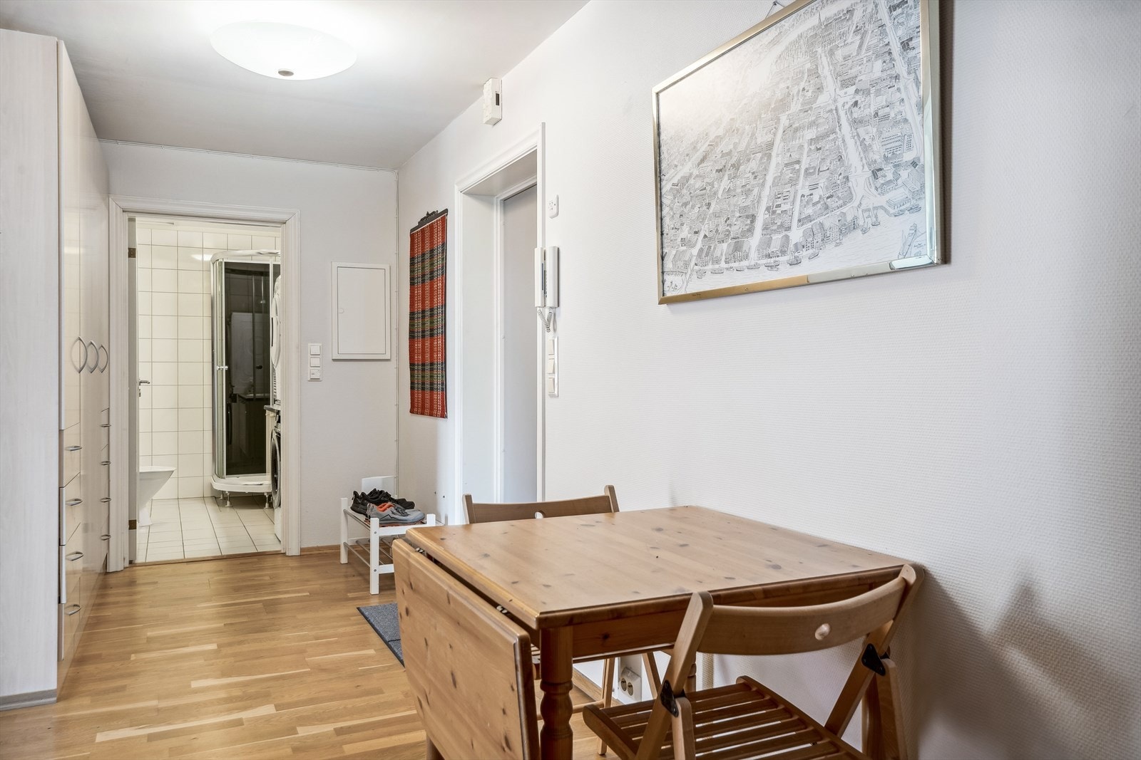 I entreen er det lagt til rette for oppbevaring av yttertøy med garderobeskap. Galleribilde