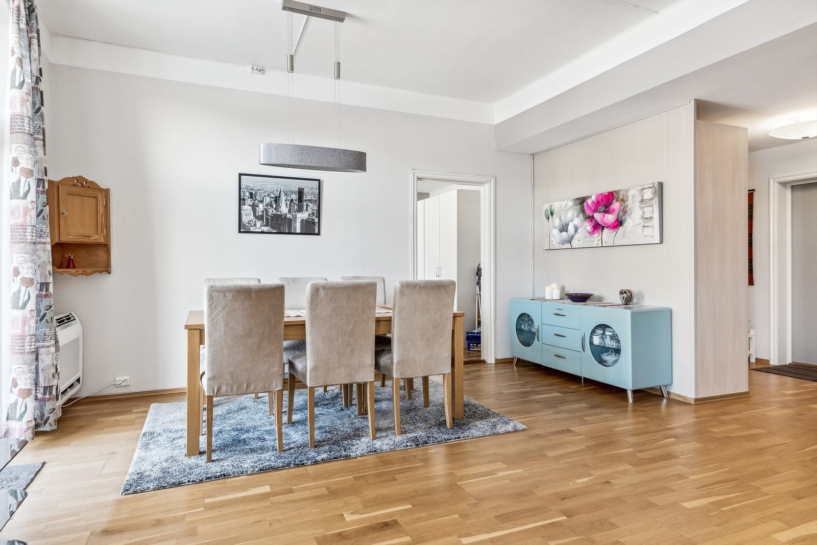 Den åpne planløsningen gir fleksibilitet til å innrede med både sofagruppe og spisebord. Galleribilde