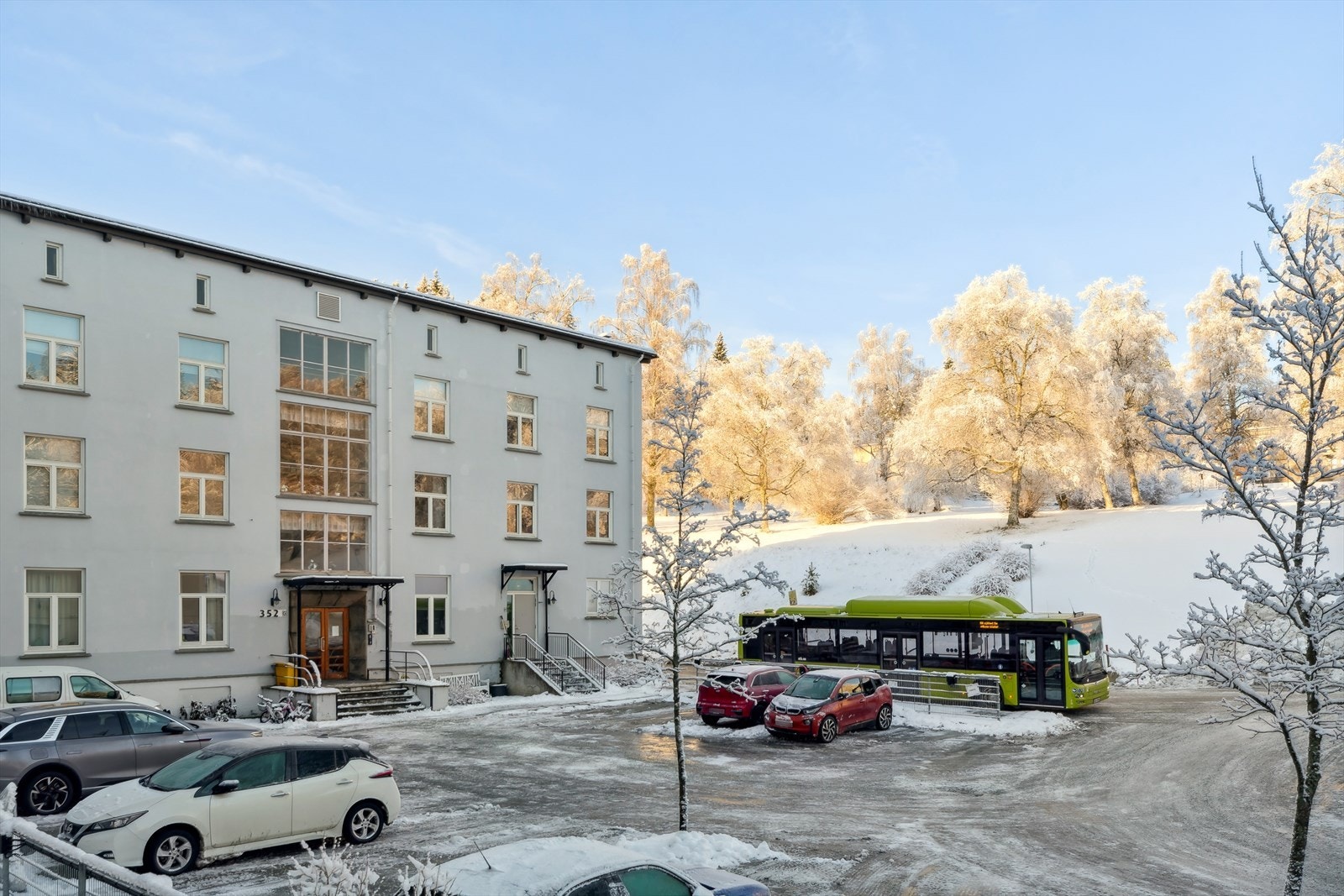 Enkel tilgang til parkering og gode bussforbindelser. Kun 10 minutter med bil til Heimdal sentrum. Galleribilde