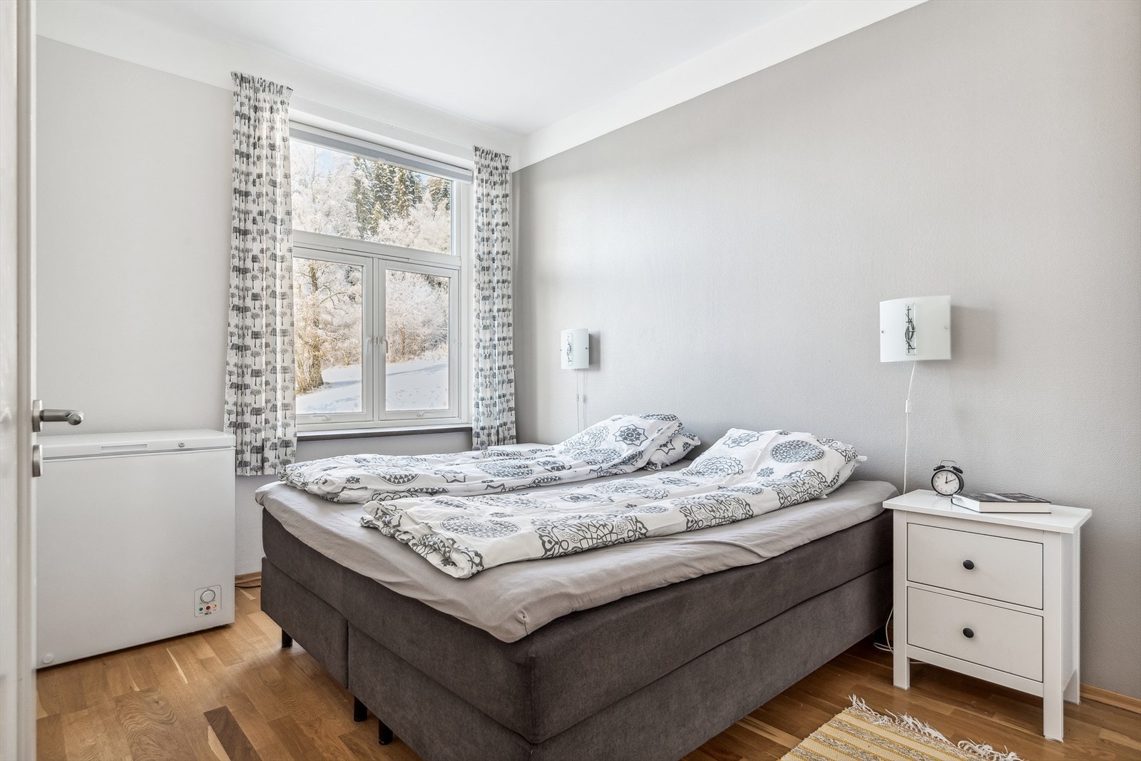 Romslig soverom med plass til dobbeltseng og nattbord. Galleribilde