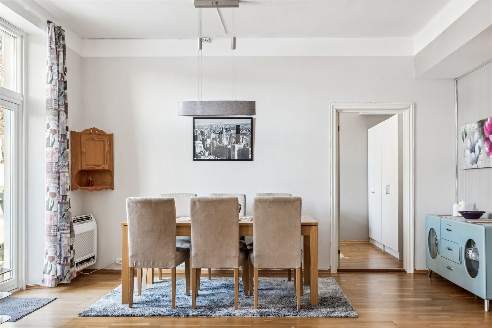 Fra stuen er det utgang til en vestvendt balkong på ca. 7 kvm. Galleribilde