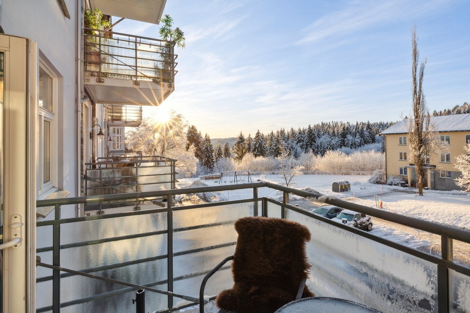 Her har du utsikt ut mot landlige omgivelser og sol fra cirka kl. 13:00 midtsommers. Galleribilde