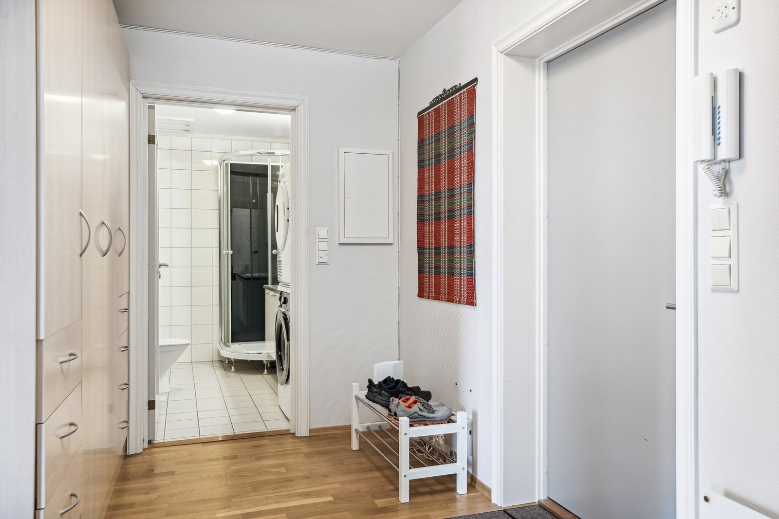 Badet har innlagt gulvvarme og opplegg for vaskemaskin. Galleribilde