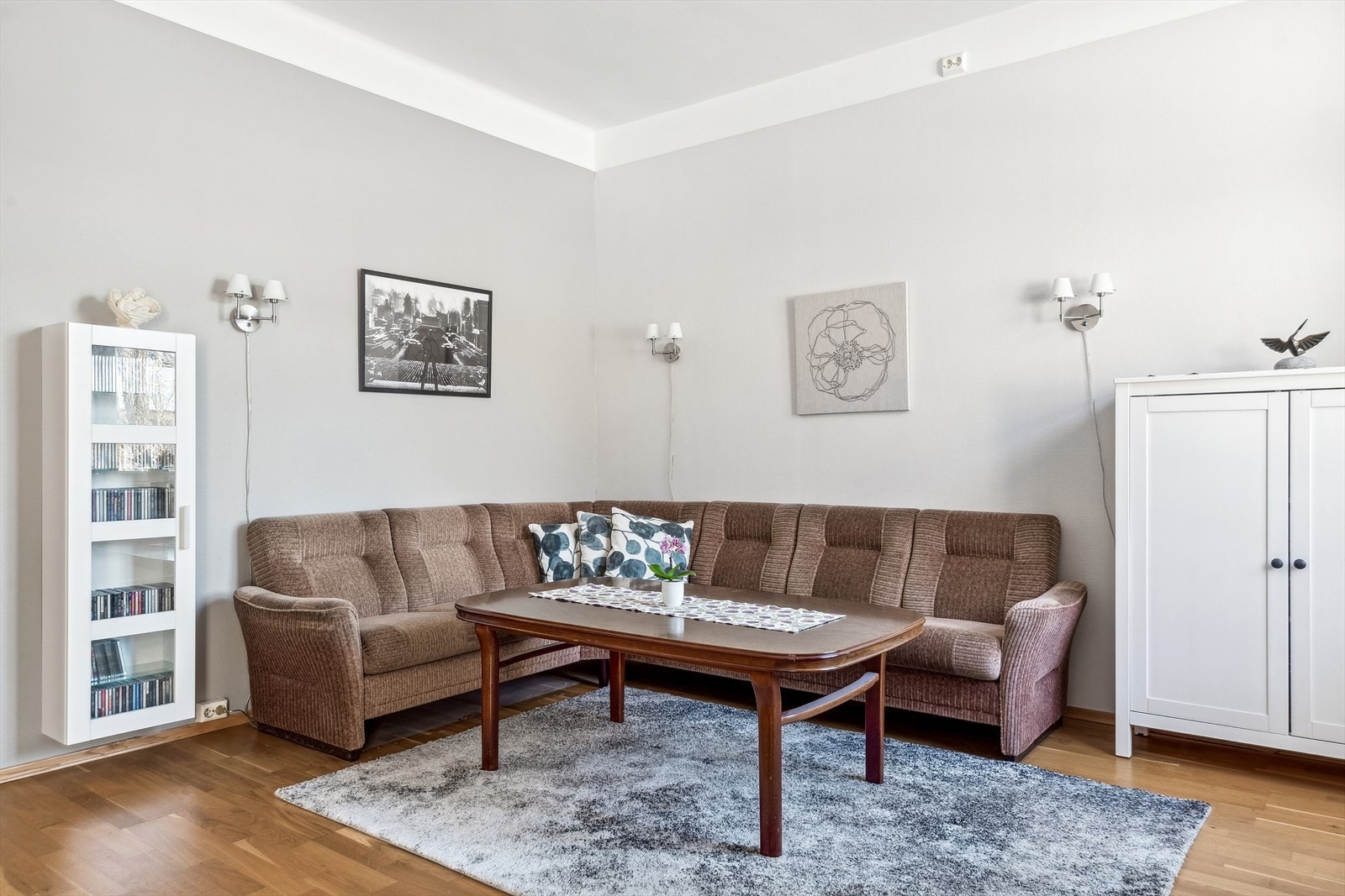 Romslig stue med flere naturlige soner for sosialt samvær. Galleribilde