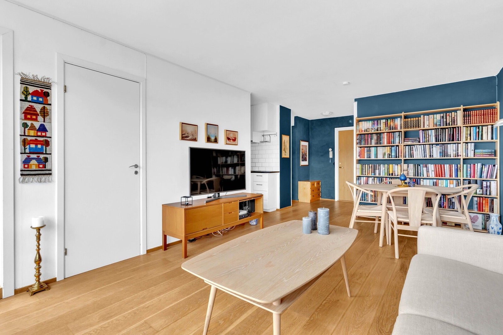 Her er det plass til en sofakrok med tilhørende møblement, samt en krok for spisestue. Galleribilde