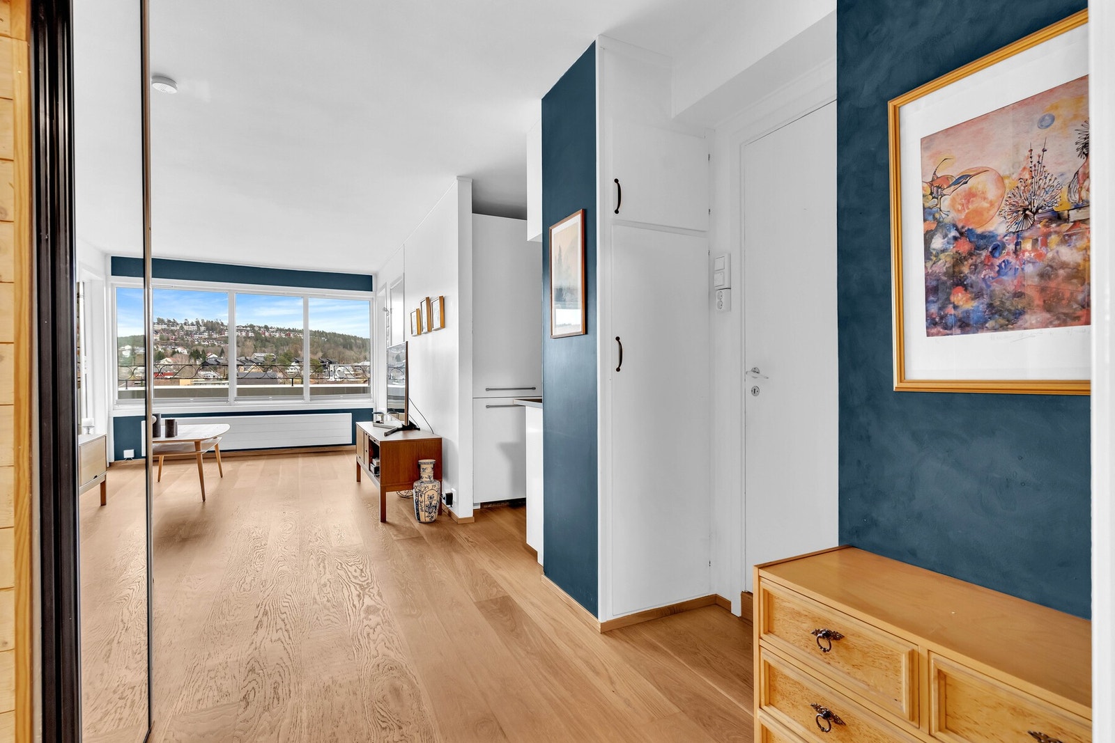 Videre har entreén callinganlegg som gjør det enkelt å slippe inn gjester fra gateplan. Galleribilde