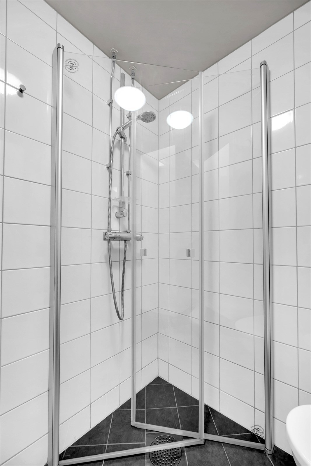Badet inneholder, wc, dusj, servant og skap. Galleribilde