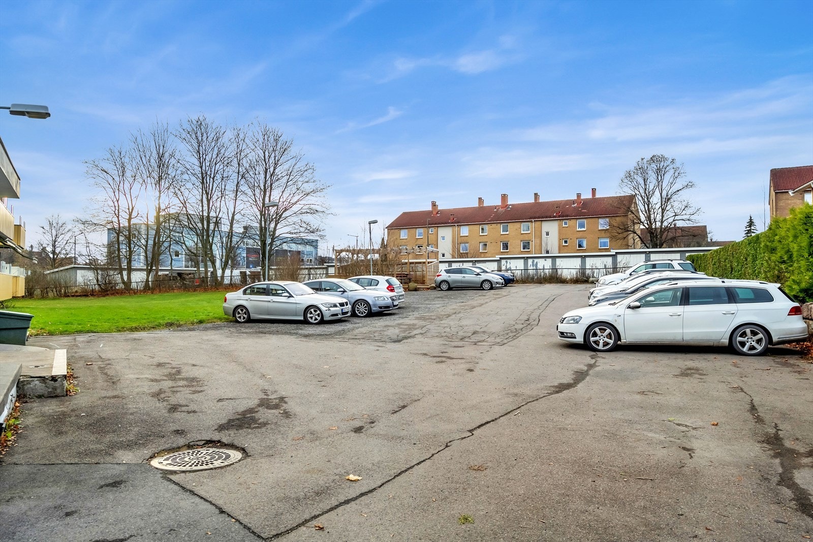 Alle beboere i borettslaget har mulighet til å benytte seg av parkeringsplassene, og parkering er organisert gjennom UNUM-systemet til Vestpark. Galleribilde