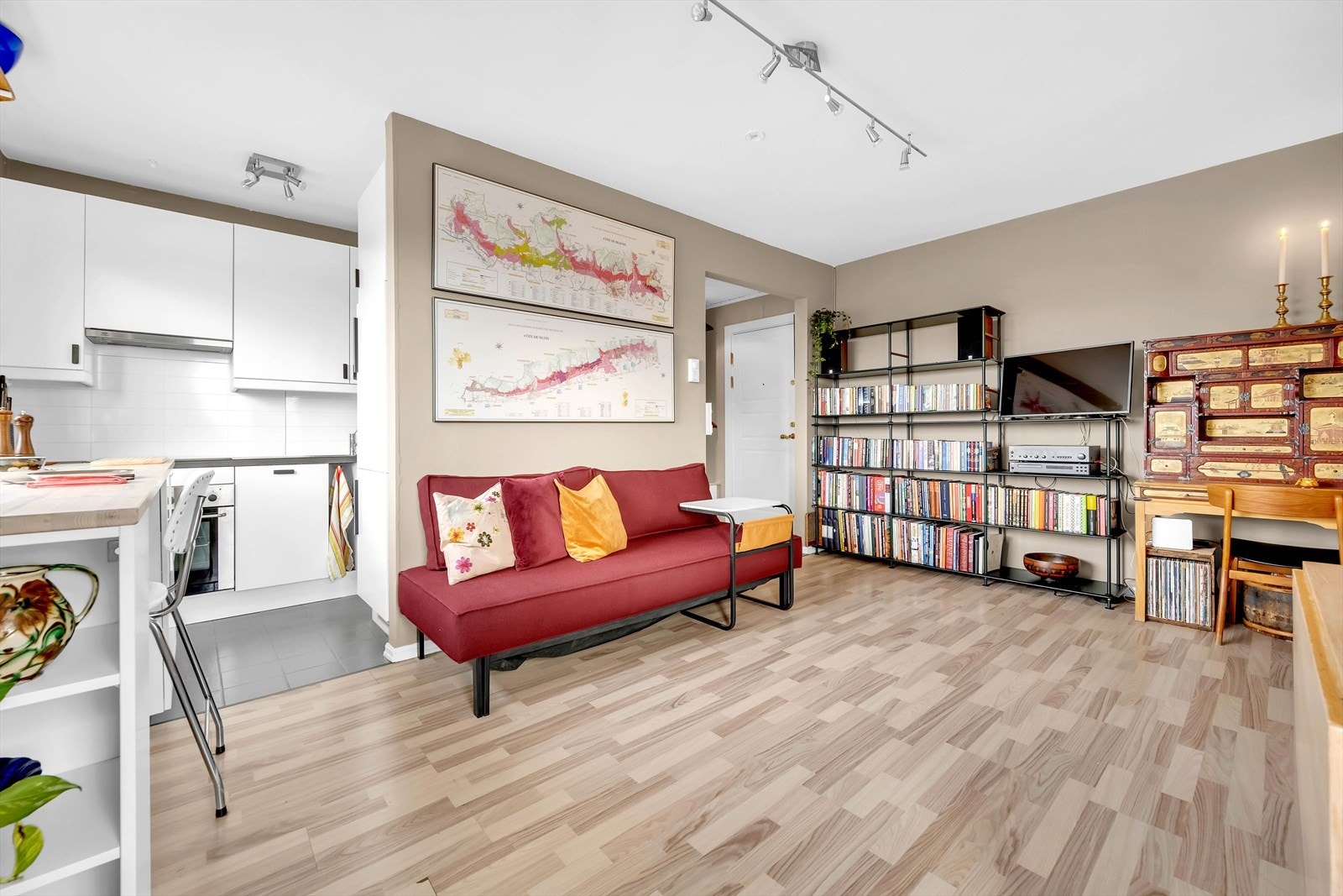 Romslig stue med plass til sofagruppe, tv-seksjon og spisebord. Galleribilde